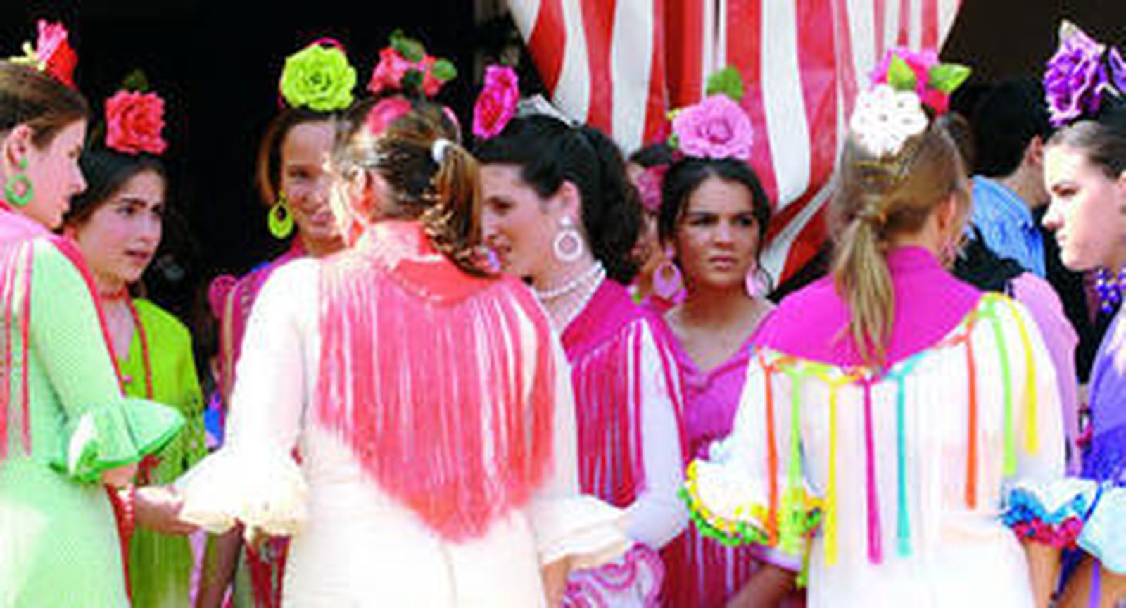 Ruleta de colores y peinetas en la puerta de una de las casetas del real.