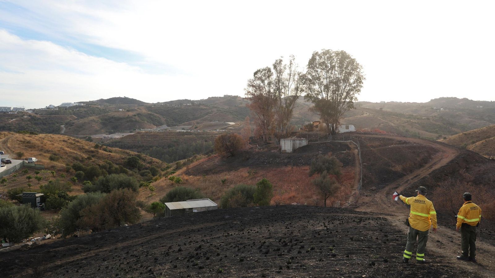 Una imagen de los dos agentes de Medio Ambiente en Mijas.