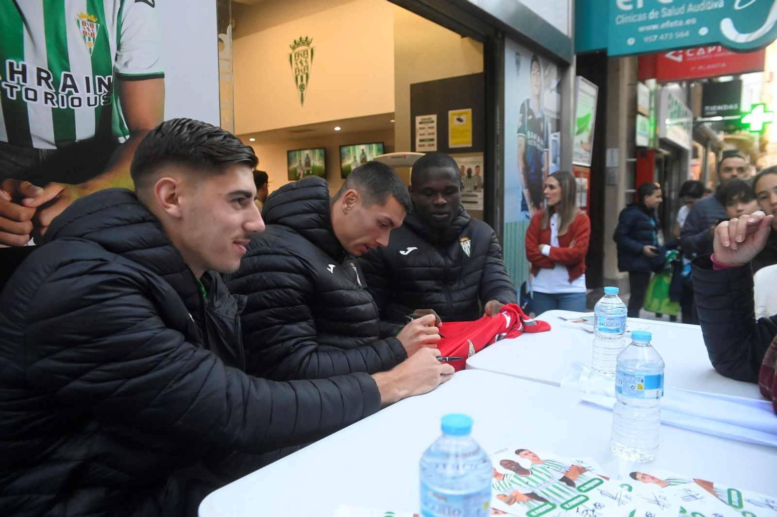 Furor en la tienda del Córdoba CF: las fotos de la firma de autógrafos de Requena, Fomeyem y Adri Fuentes