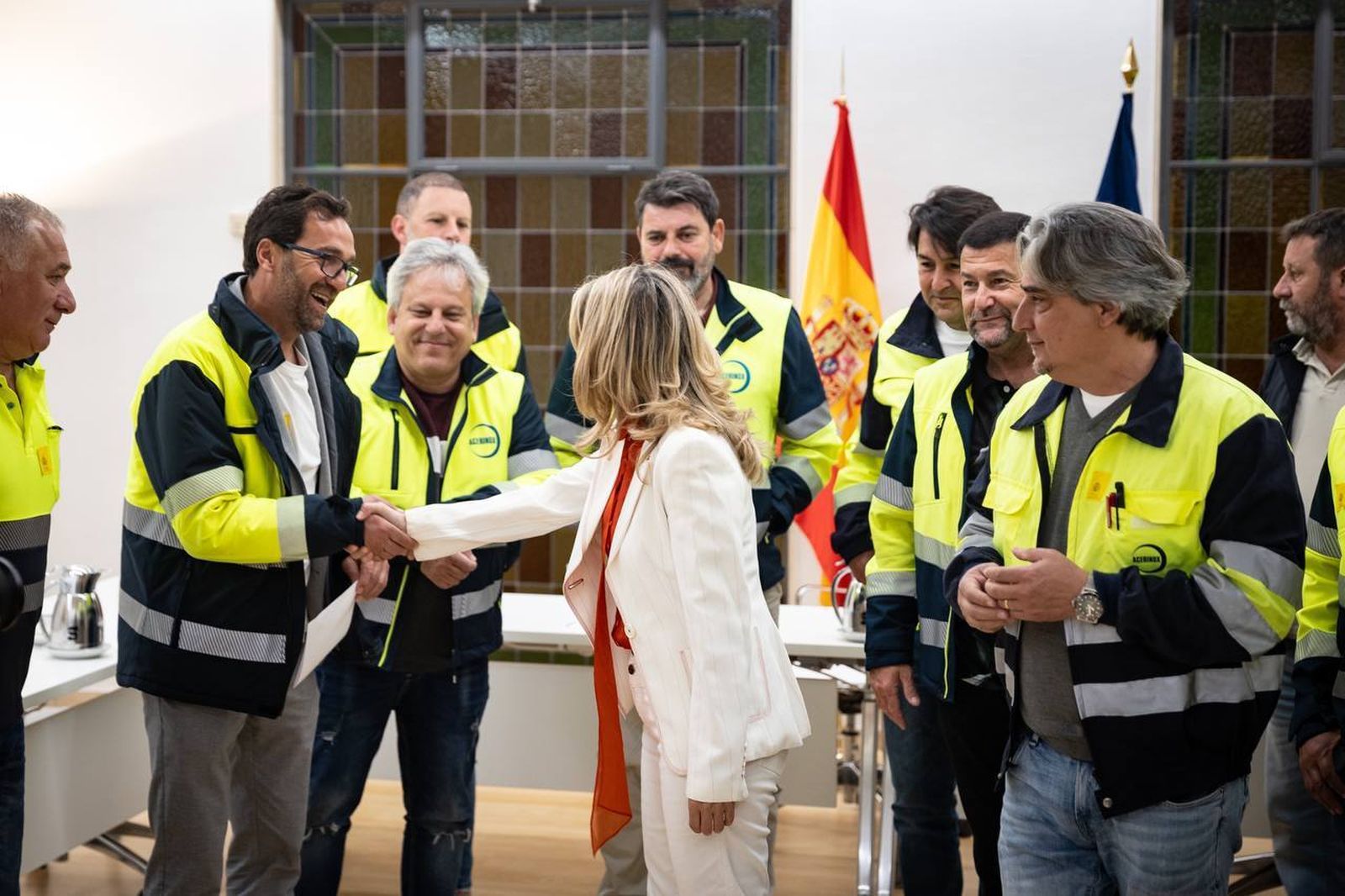 Las fotos de los trabajadores de Acerinox con la ministra de Trabajo, Yolanda Díaz