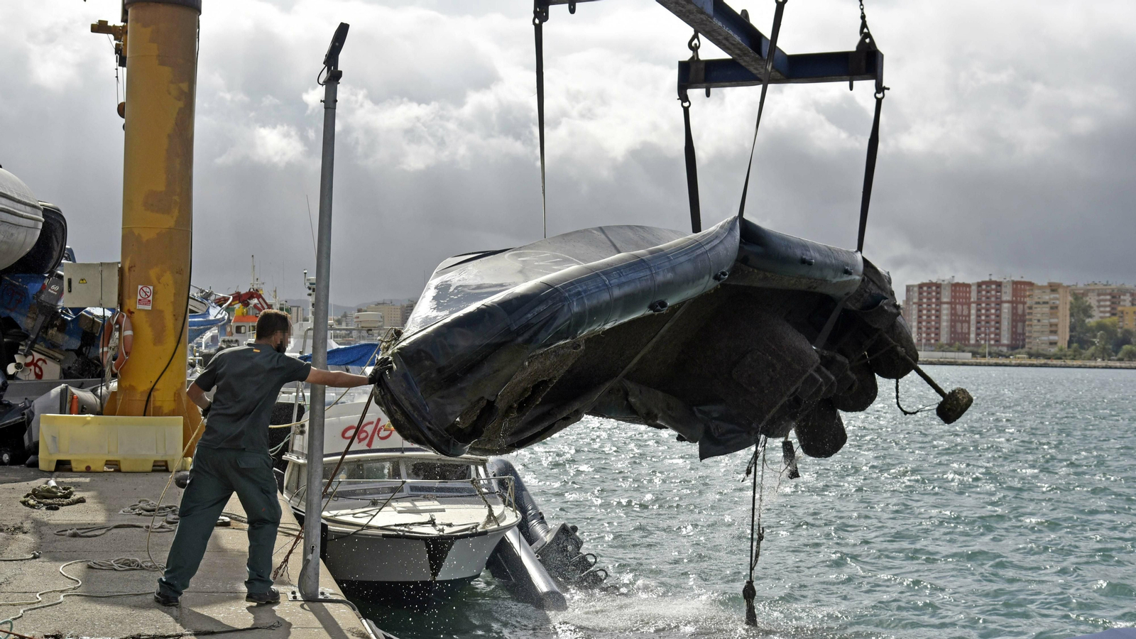 Las fotos del desalojo de las narcolanchas del servicio marítimo de la Guardia Civil