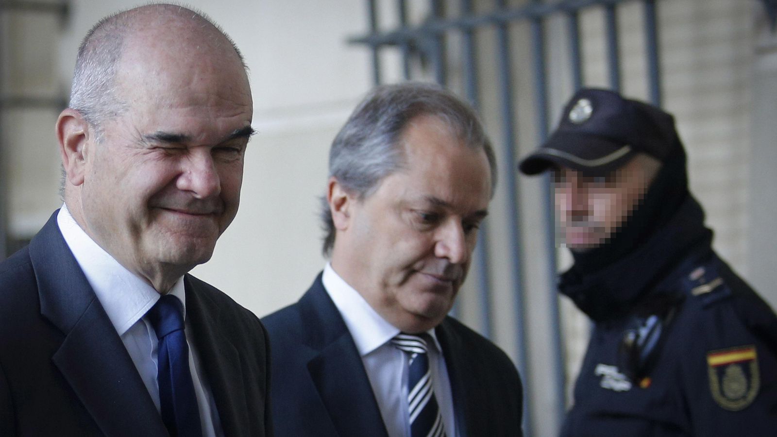 Manuel Ghaves, gesticula, a su llegada a la Audiencia.