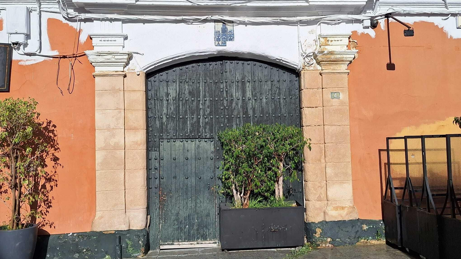 Un detalle de la pintura sobre la piedra de la Casa de los Diezmos.