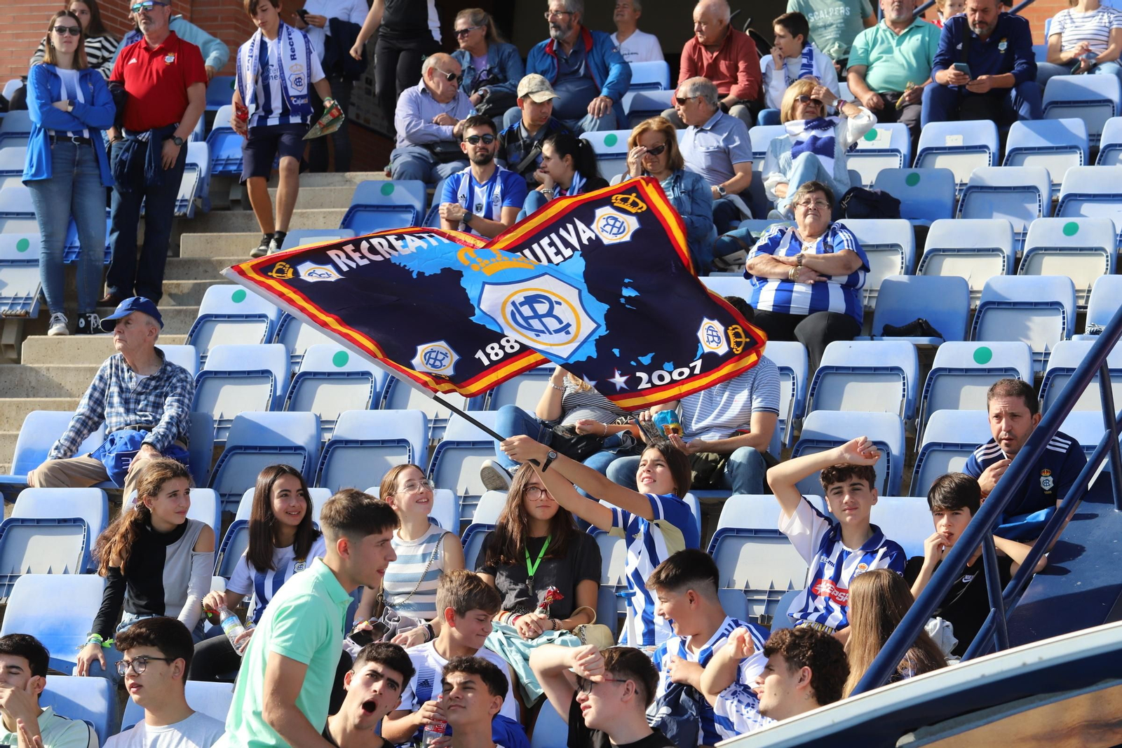 Imágenes del gran ambiente en el Nuevo Colombino para ver el  Recre-Burgos