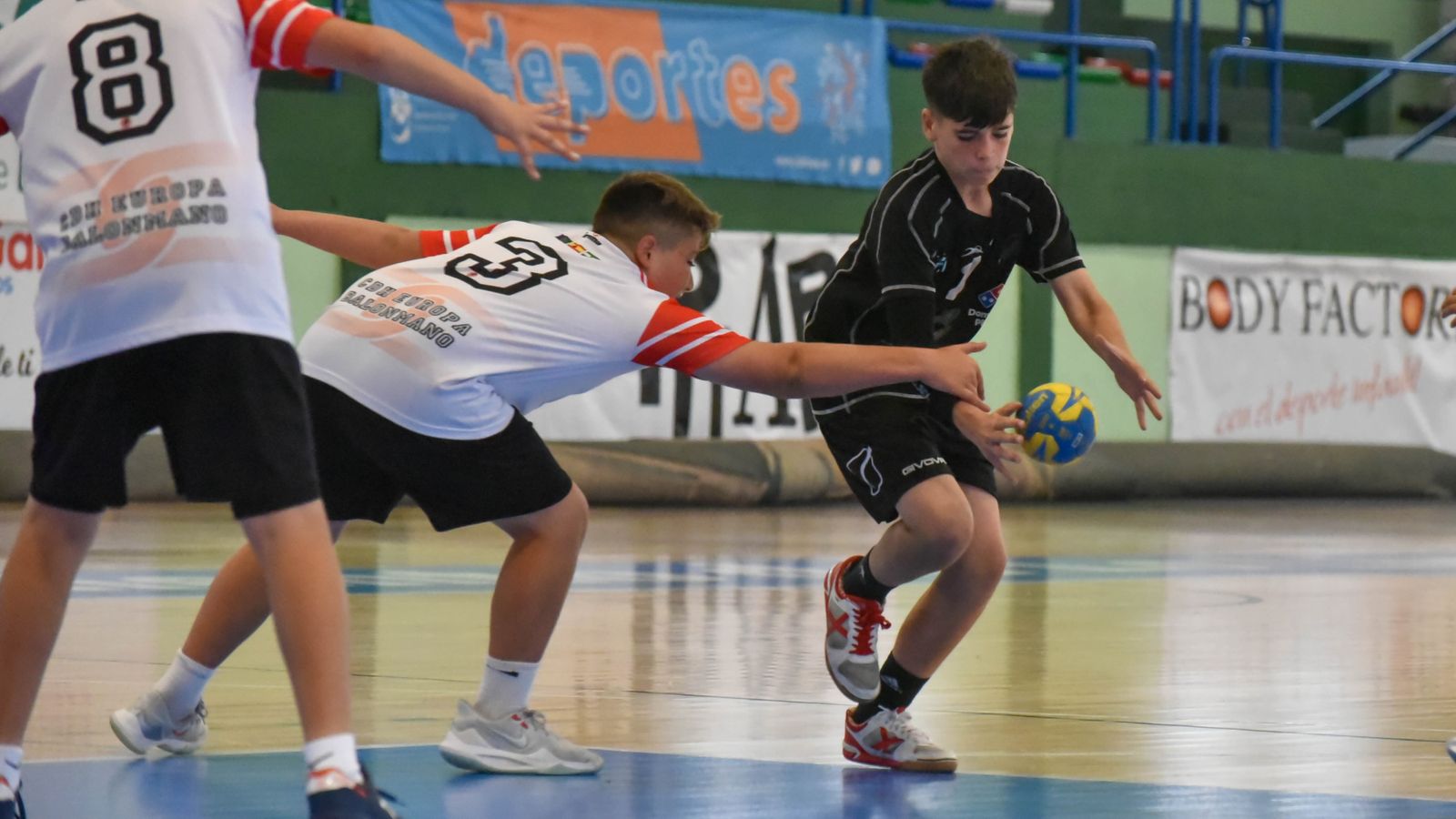 Las fotos de la segunda jornada del Cadeba de balonmano alevín de La Línea