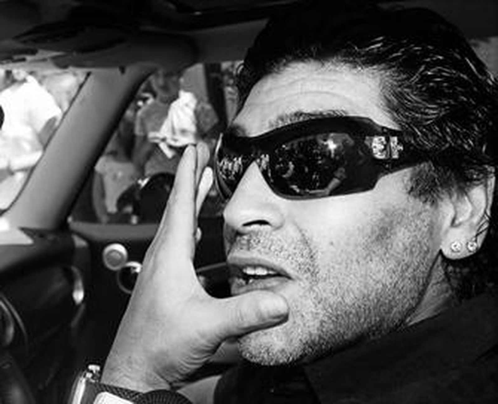 Maradona abandona las instalaciones de la AFA.