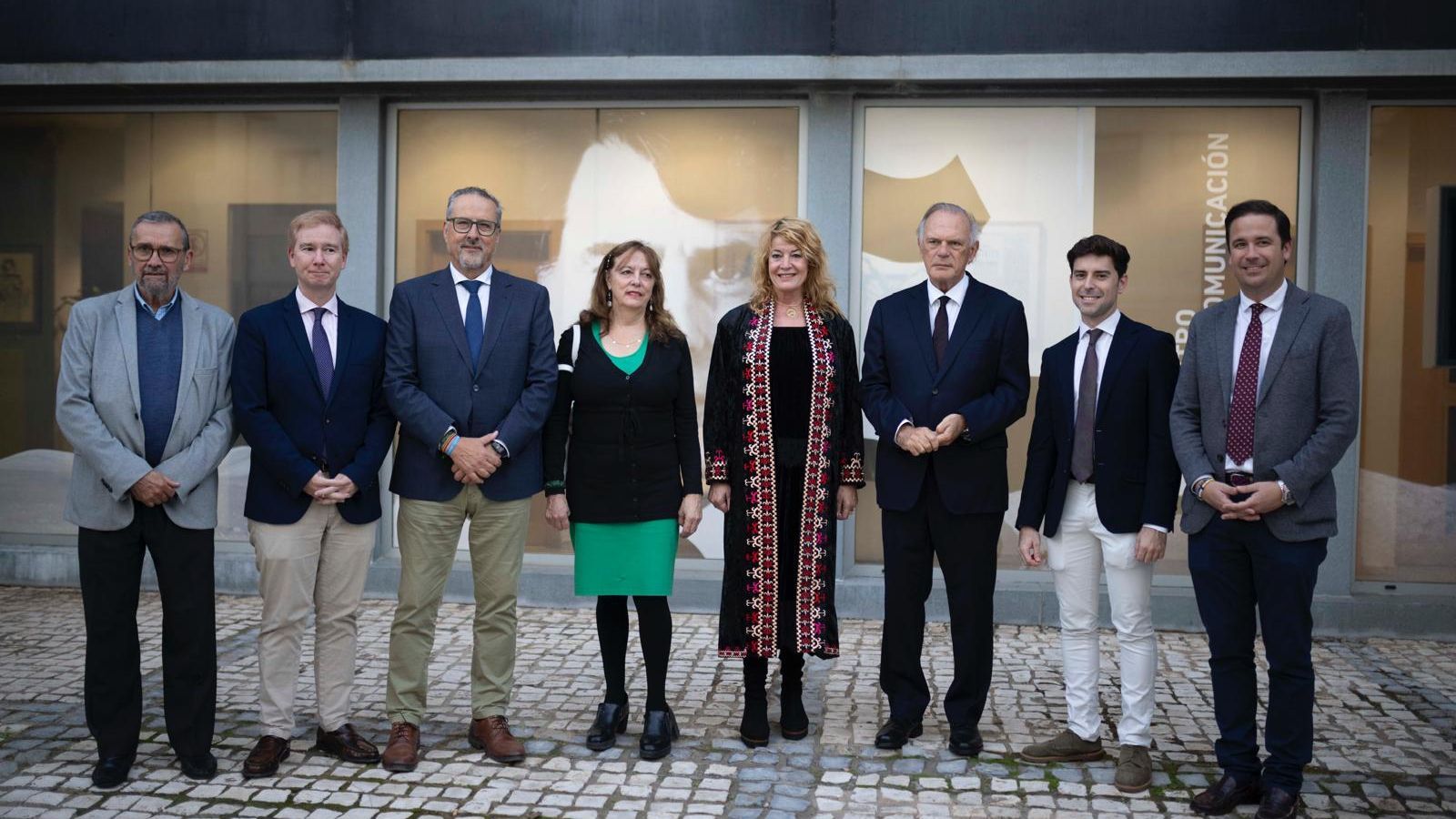 Representantes del Ayuntamiento de Huelva con le periodista Pedro Piqueras.