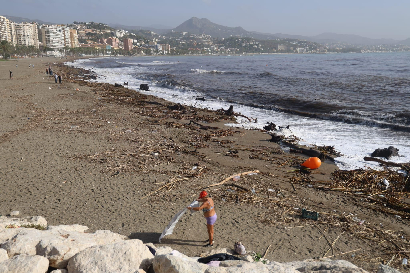 Las playas de Málaga despiertan con el agua revuelta y llenas de cañas