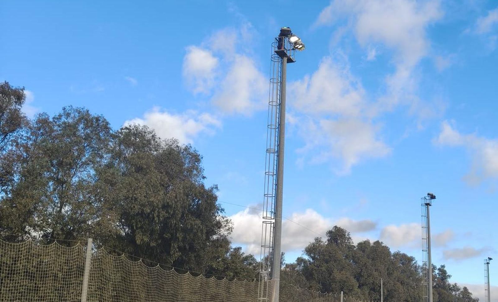 Trabajos en una de las torretas de La Menacha, llevados a cabo en la mañana de este jueves.