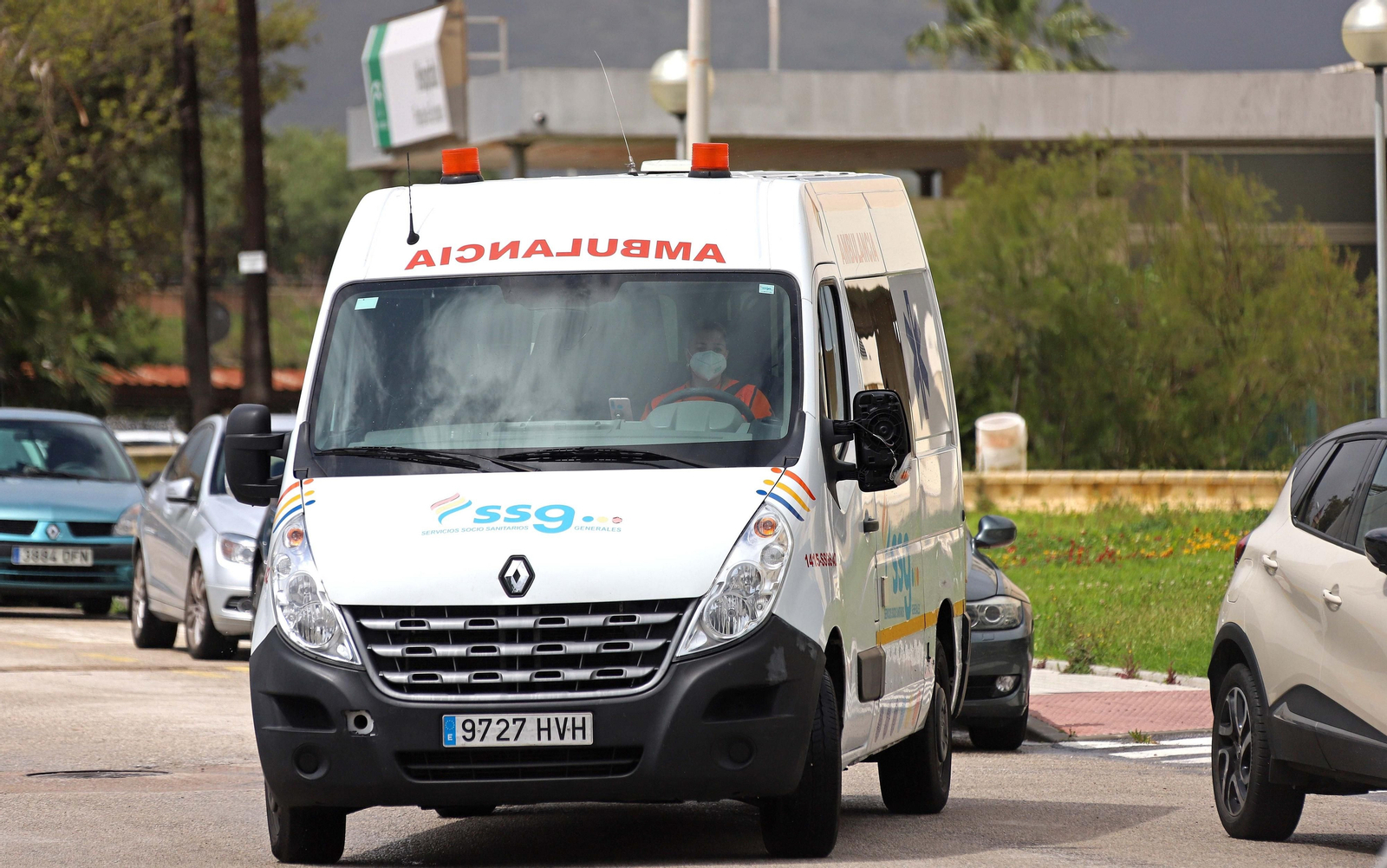 Un ambulancia, en los exteriores del hospital de Algeciras.