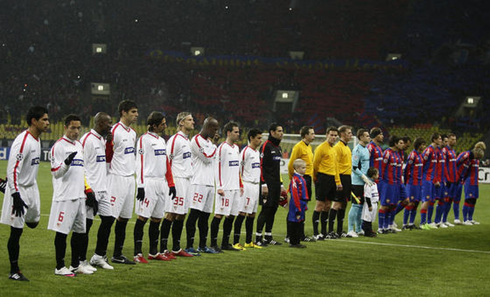 Los jugadores del Sevilla y del CSKA de Moscú escuchan el himno de la 'Champions'.

Foto: Antonio Pizarro