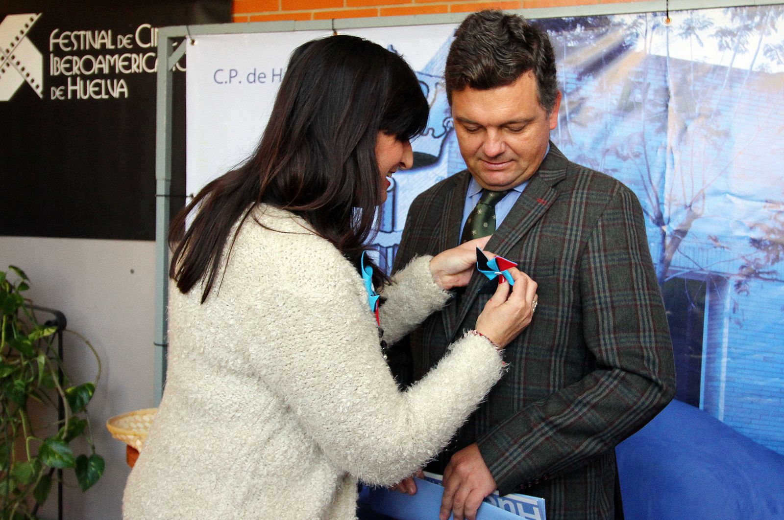 Imágenes de la entrega a Francisco Regueira del Premio Cine y Valores de Huelva Información