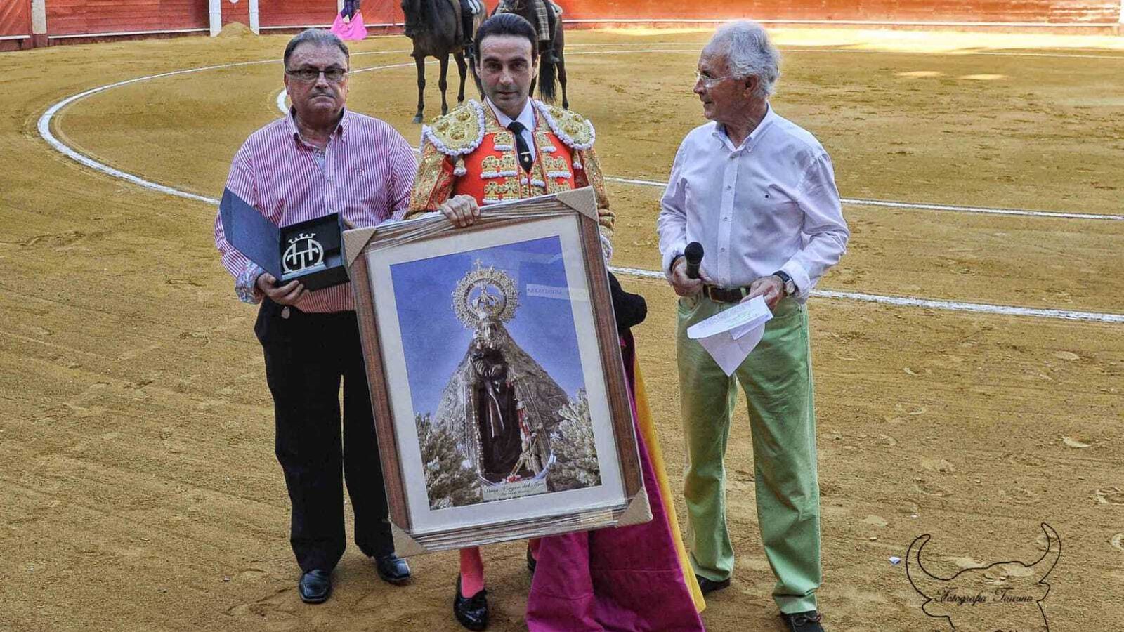 Julio Gómez y Antº Berenguel entregan un trofeo a Enrique Ponce.