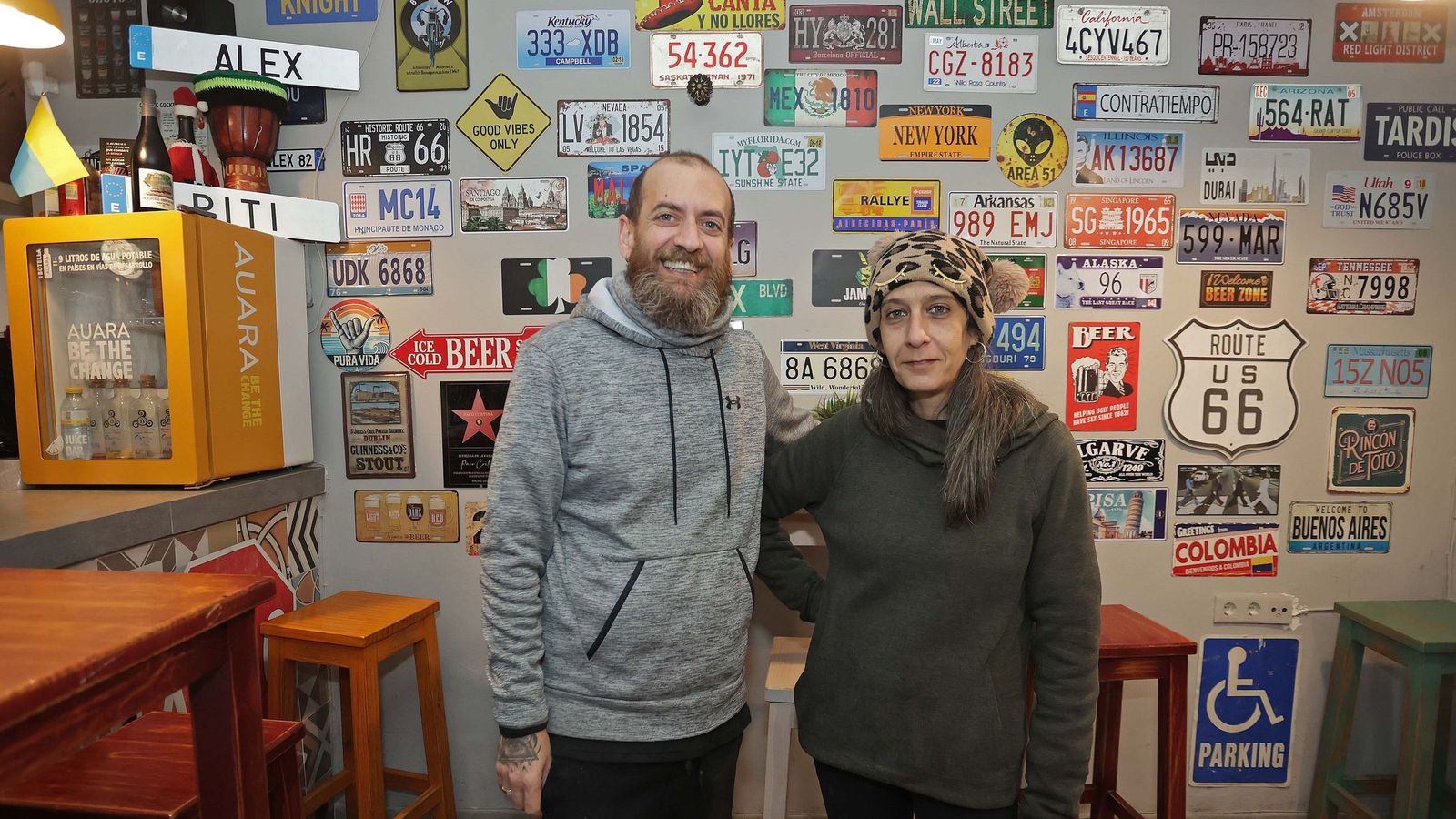 Ale y Piti, en el bar Contratiempo de la calle Castelar de Algeciras.