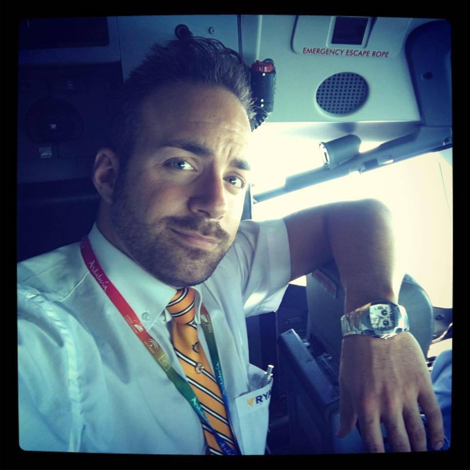 Javier Otero en la cabina de un avión de Ryanair.