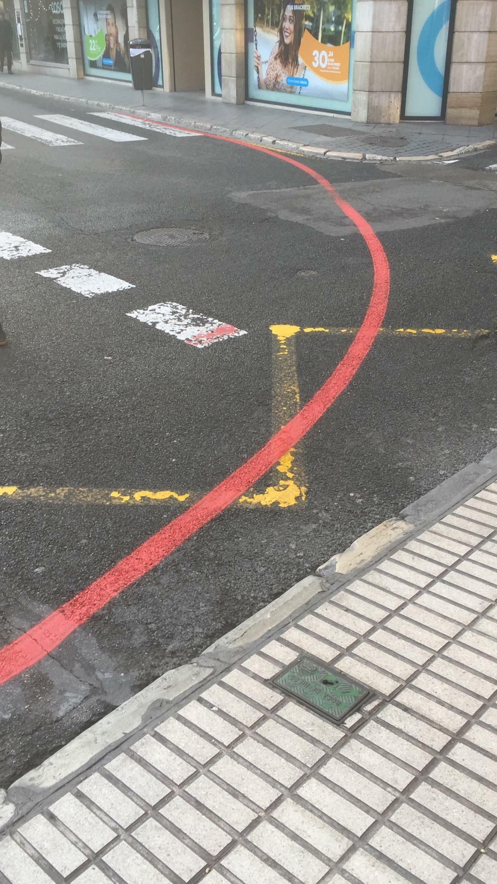 Las líneas rojas pintadas años anteriores en los giros del cortejo.