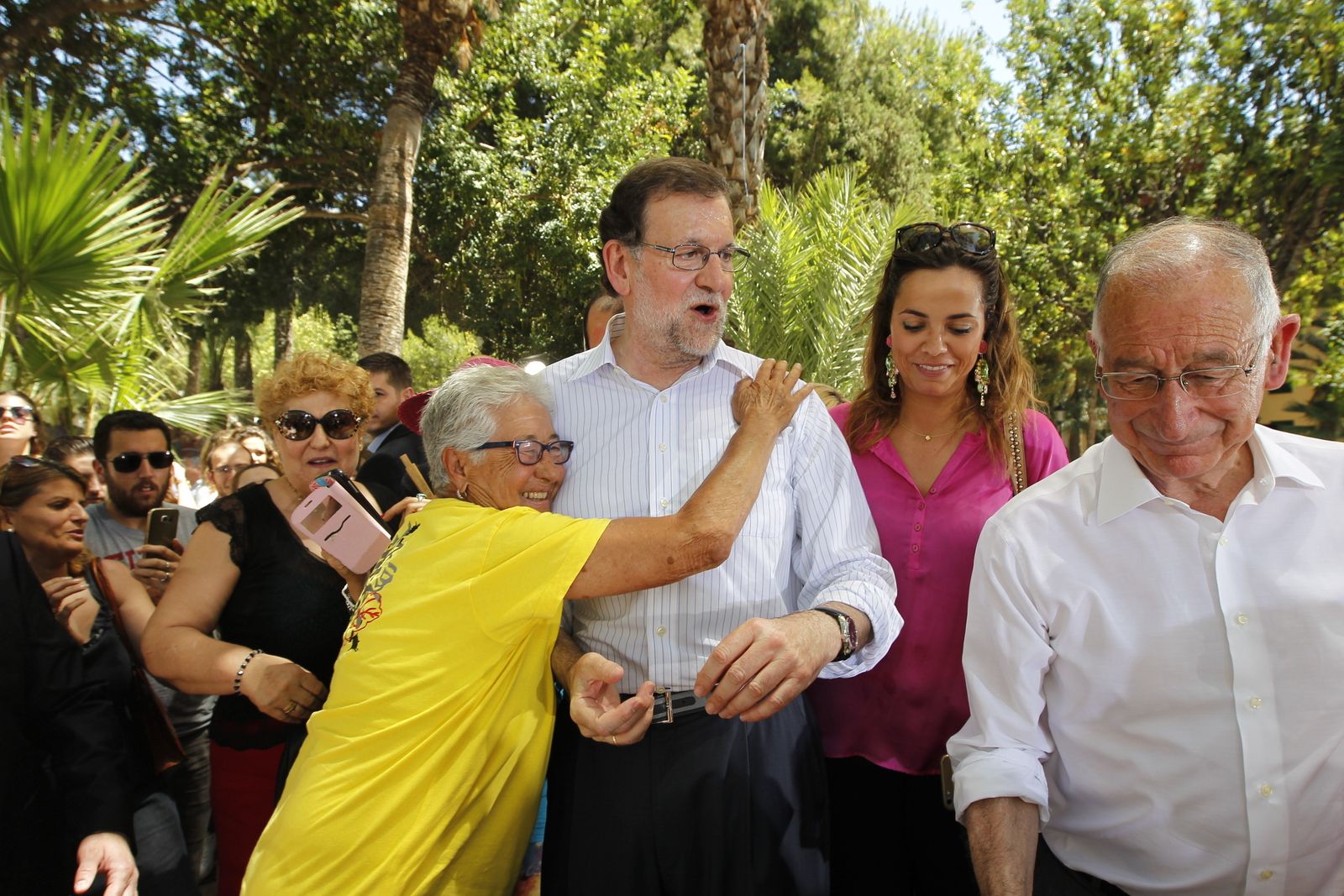 Una señora abraza al presidente del Gobierno en uno de los actos de campaña electoral celebrado el pasado año en la localidad de Aguadulce.