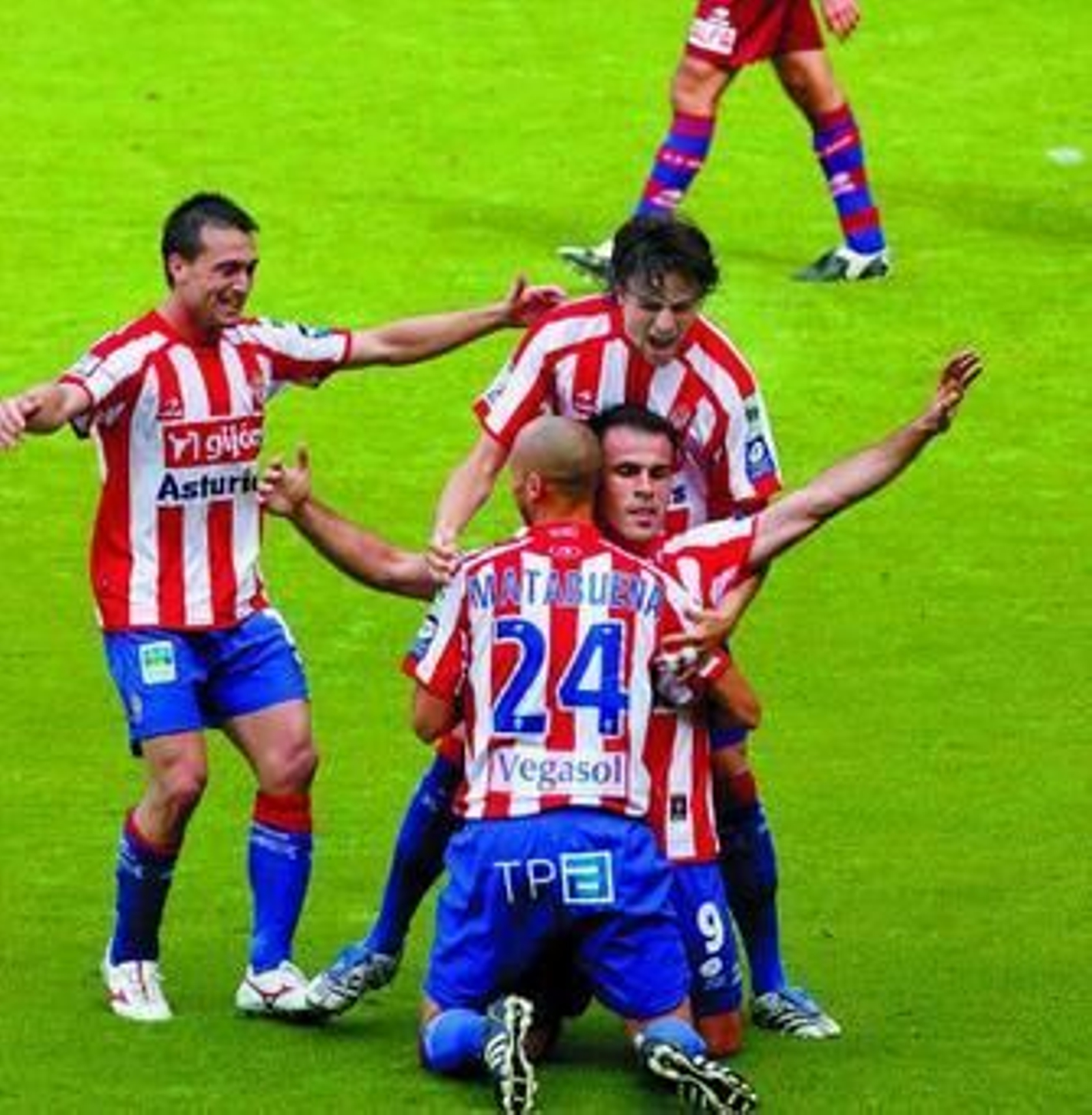 El sportinguista Mate Bilic celebra con sus compañeros la consecución del primer gol.