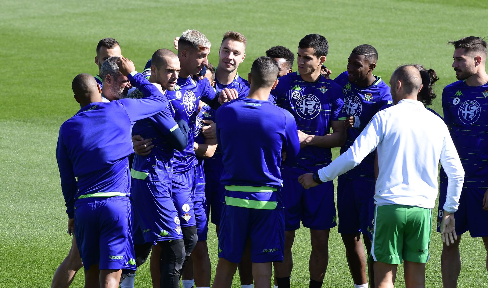 Pau López junto a Joel y el resto de compañeros en el entrenamiento de hoy.