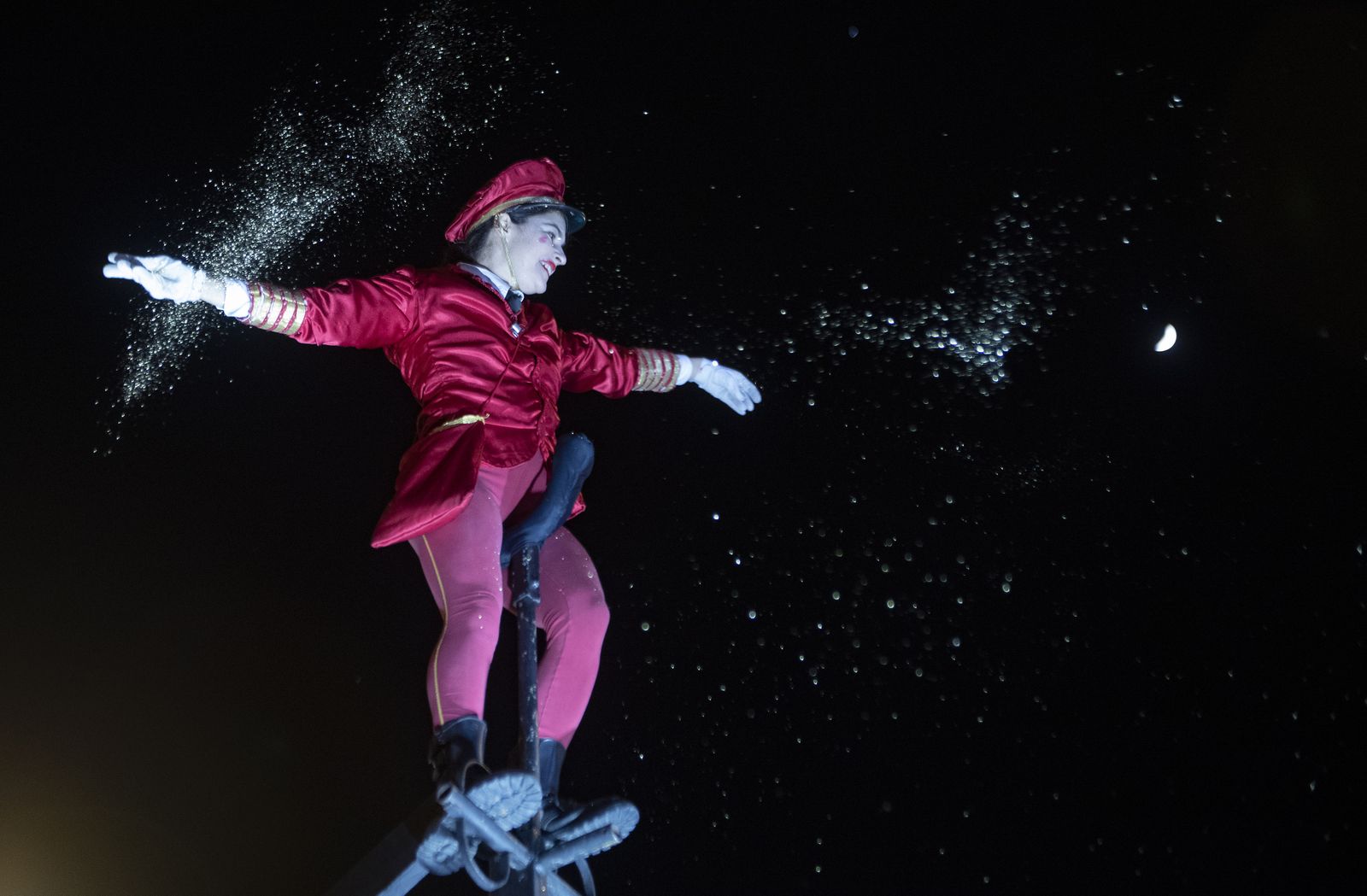 Las imágenes del pasacalles con marionetas gigantes de jirafas, por el Paseo de Colón