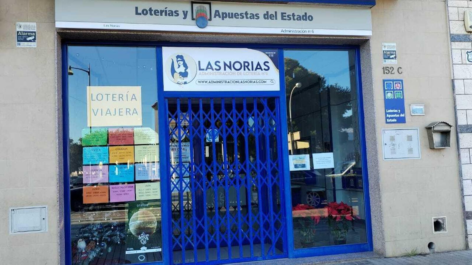 La Administración de Lotería Las Norias nº6 en El Ejido ha repartido la suerte de cuatro quintos premios, pero ésta estaba cerrada hasta el 25 de diciembre “por descanso del personal”. Es la anécdota de la mañana cuando los afortunados han querido ir y el lotero que vendió los décimos no estaba allí para recibirlos. En concreto, esta Administración de Loterías ha vendido cuatro números premiados con el quinto premio: 88979, 43353, el 86007 y el 37038.