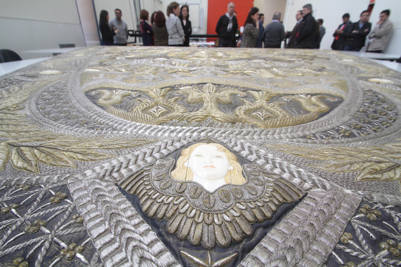 El manto de la Virgen de los Ángeles ya restaurado, en imágenes