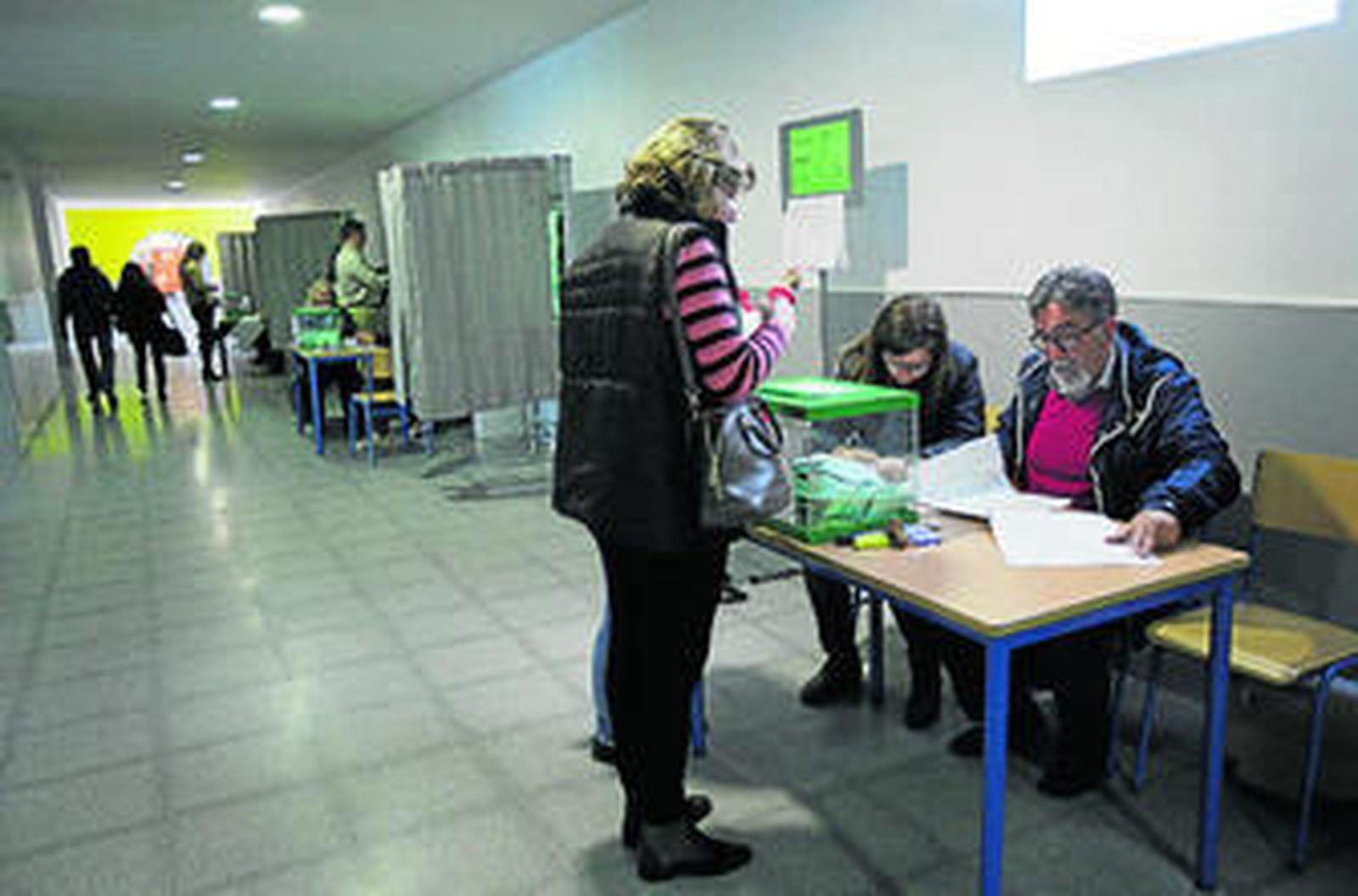 Una de las mesas electorales ubicadas el domingo en el colegio público Costa Oeste, en El Puerto de Santa María.