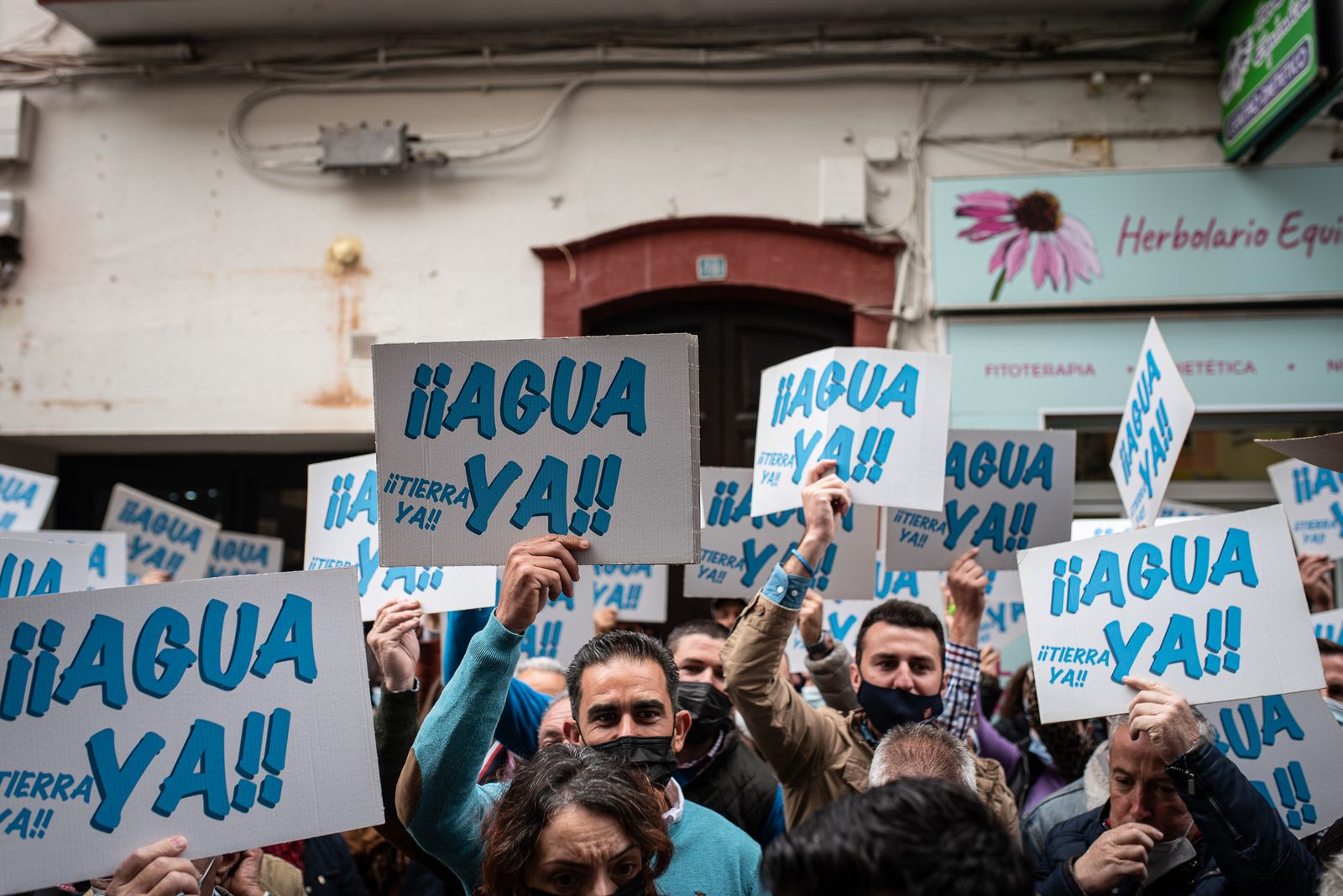 Protestas de los regantes ante la subdelegación del Gobierno.