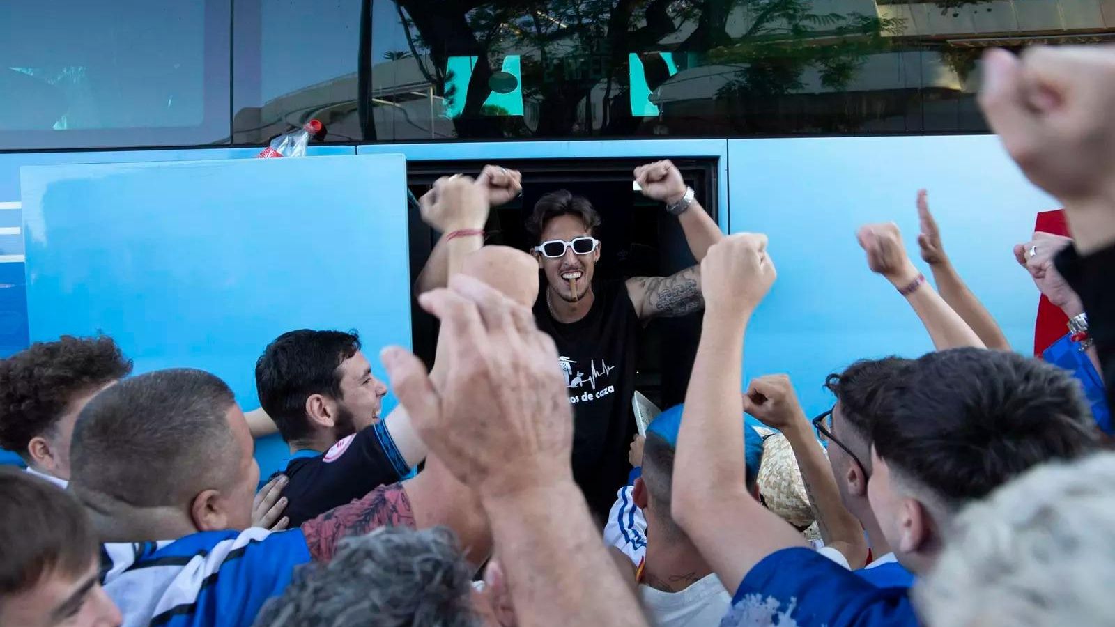 Bajando del autobús que trajo al equipo de San Vicente del Raspeig tras ascender a Segunda RFEF.