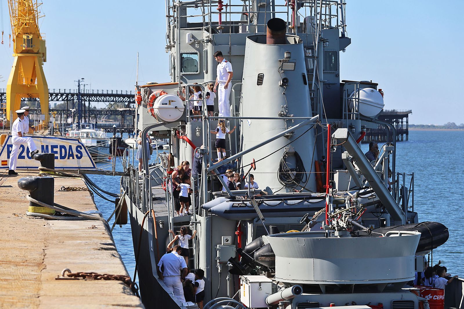 Imágenes de las visitas al patrullero de la Armada Española Medas p-26