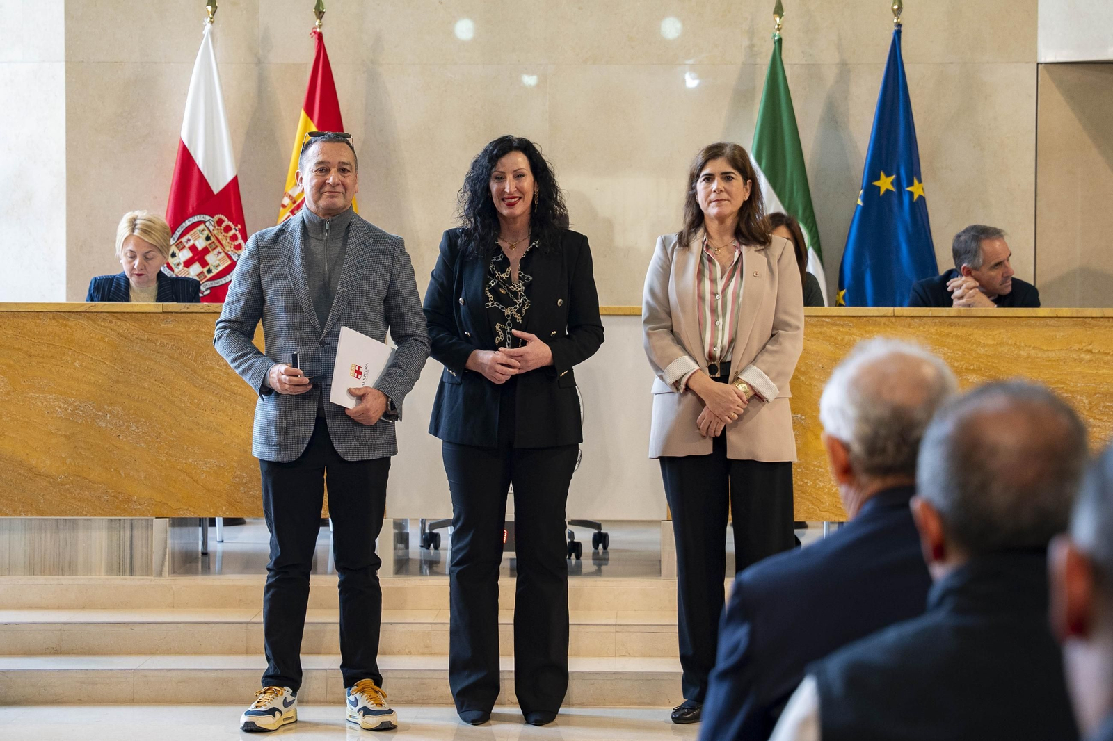 Almería rinde homenaje a su personal municipal con la imposición de los Escudos de Oro