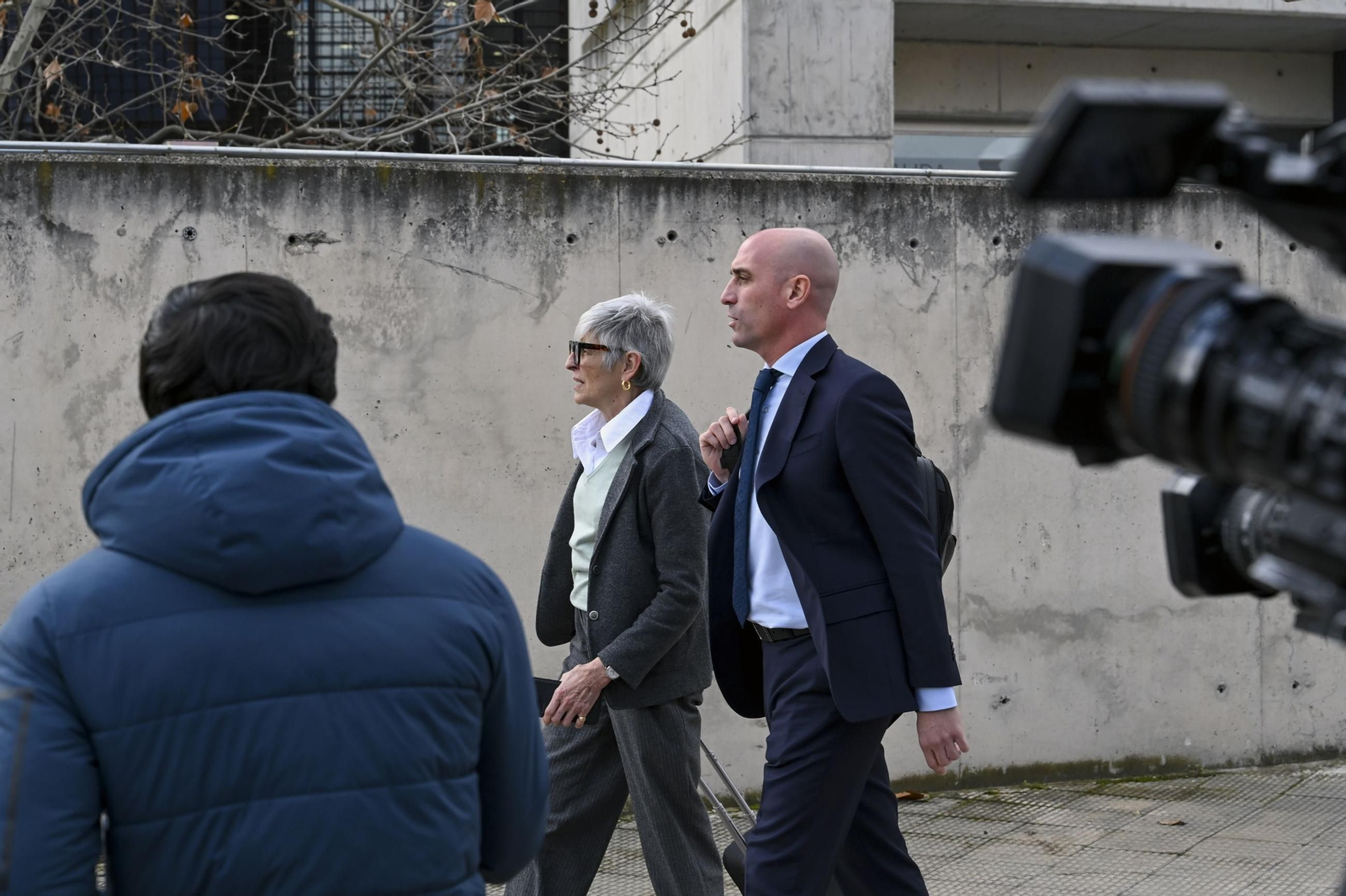 Las fotos del día de la declaración de Rubiales en el juicio
