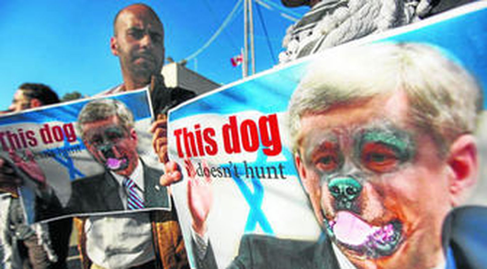 Activistas palestinos muestran carteles con mensajes contra el primer ministro de Canadá durante una protesta en Ramala.