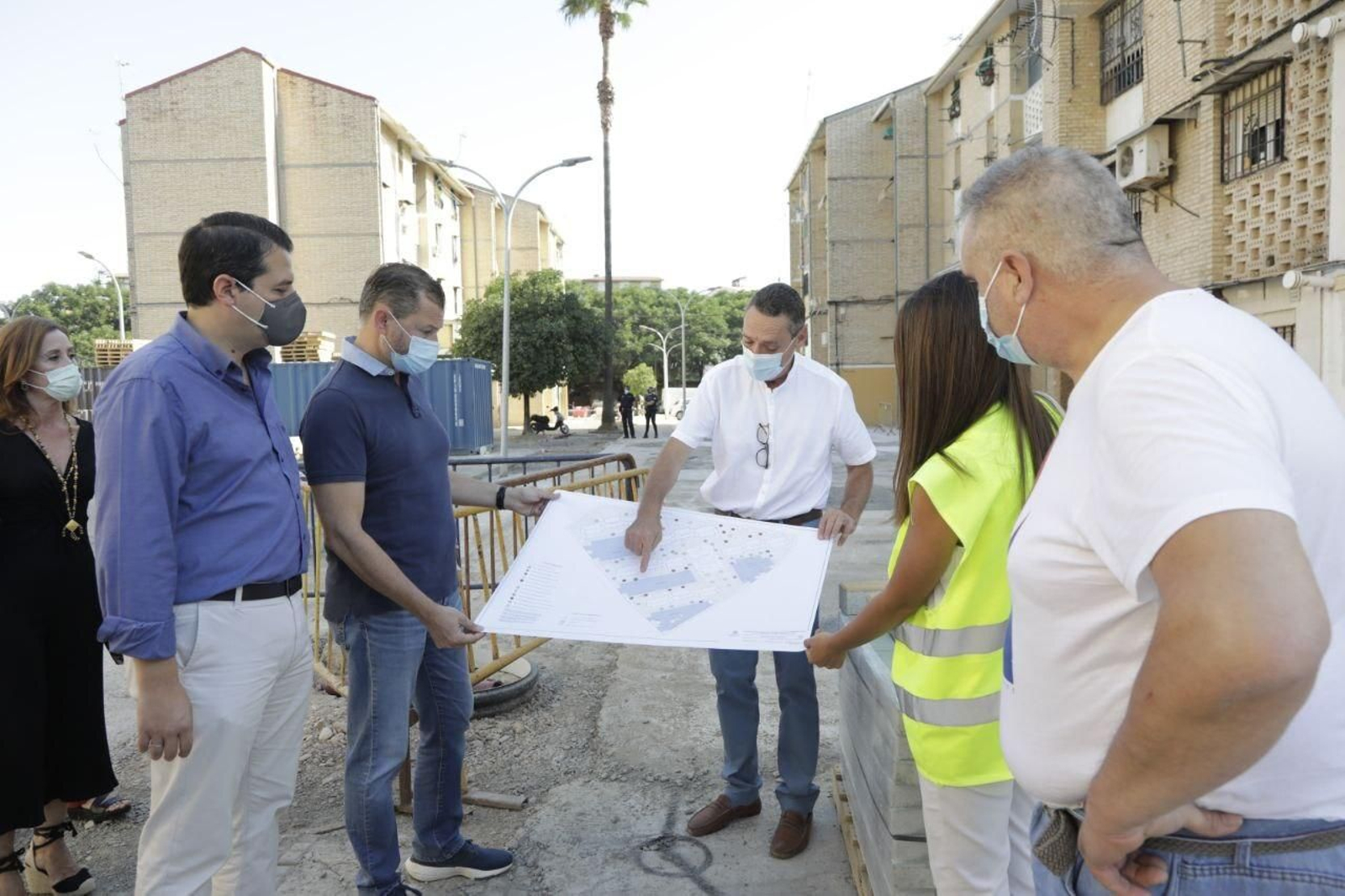 José María Bellido y David Dorado visitan las obras de remodelación del conjunto Manuel Sagrado.