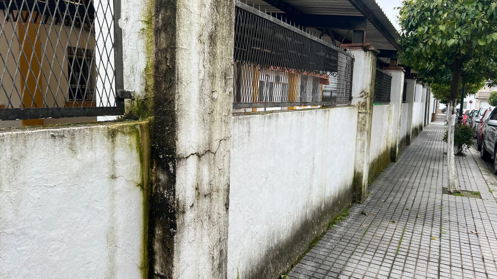 Exterior del colegio El Parque, en Palma del Río.