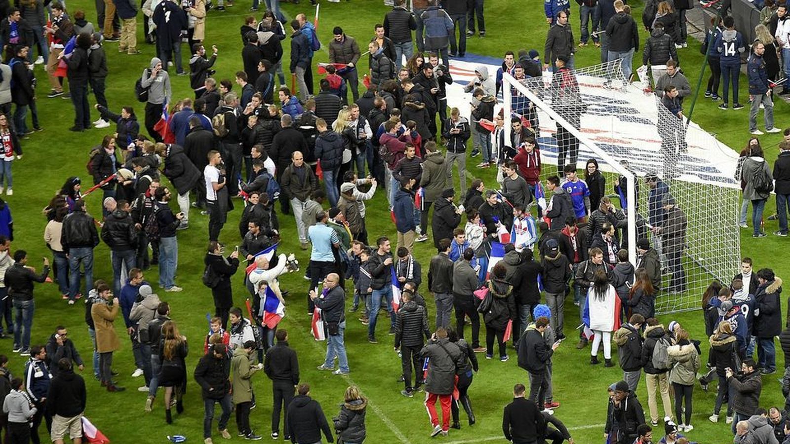 El público, refugiado en el césped de Saint Denis tras las explosiones a las afueras del estadio.