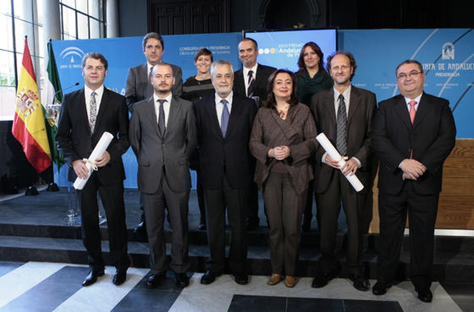 Los premiados posan junto José Antonio Griñán y Mar Moreno, en el centro. / Juan Carlos Muñoz
