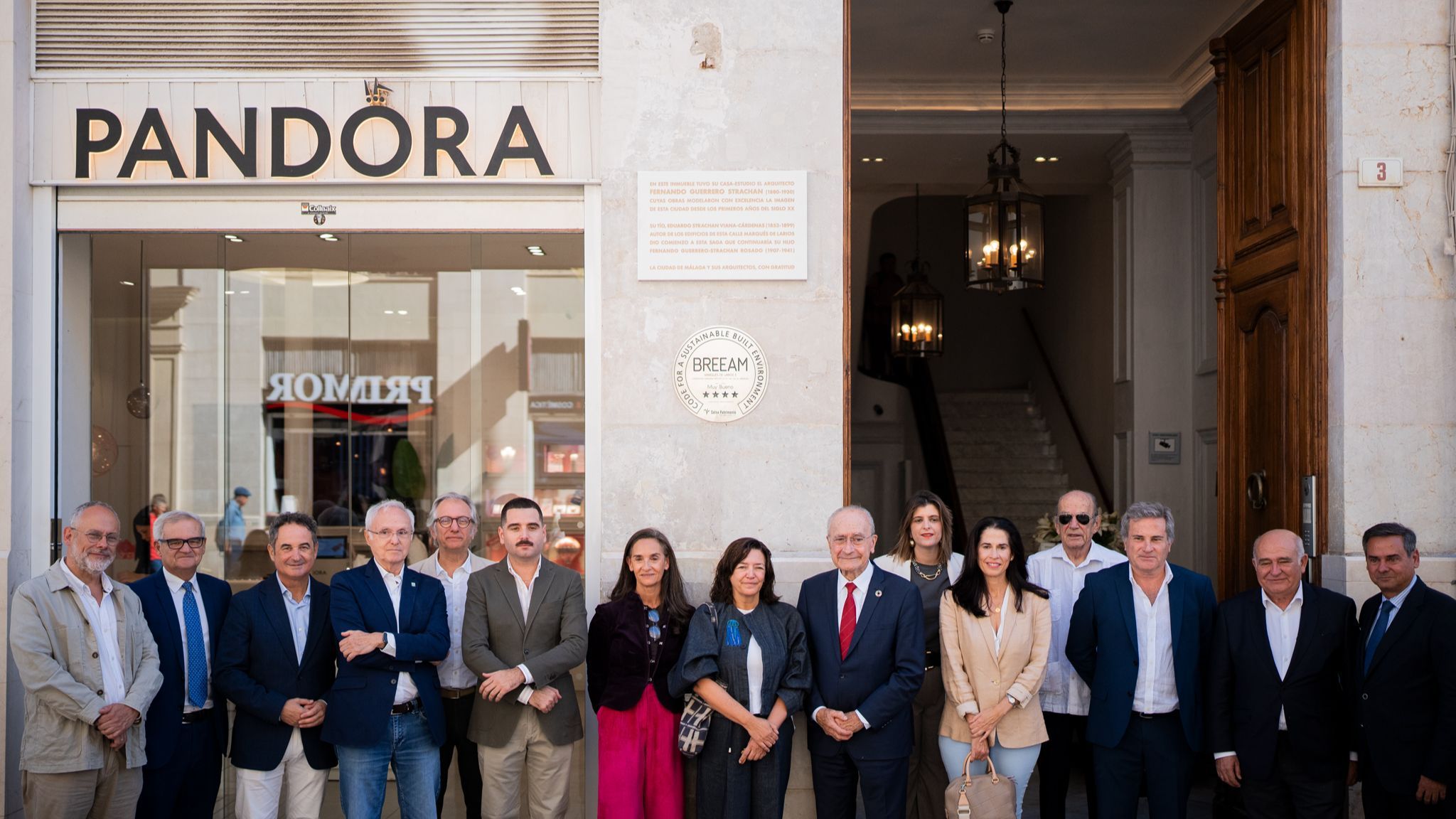 Málaga homenajea al arquitecto Guerrero Strachan con una placa en su antigua casa-estudio de calle L ...