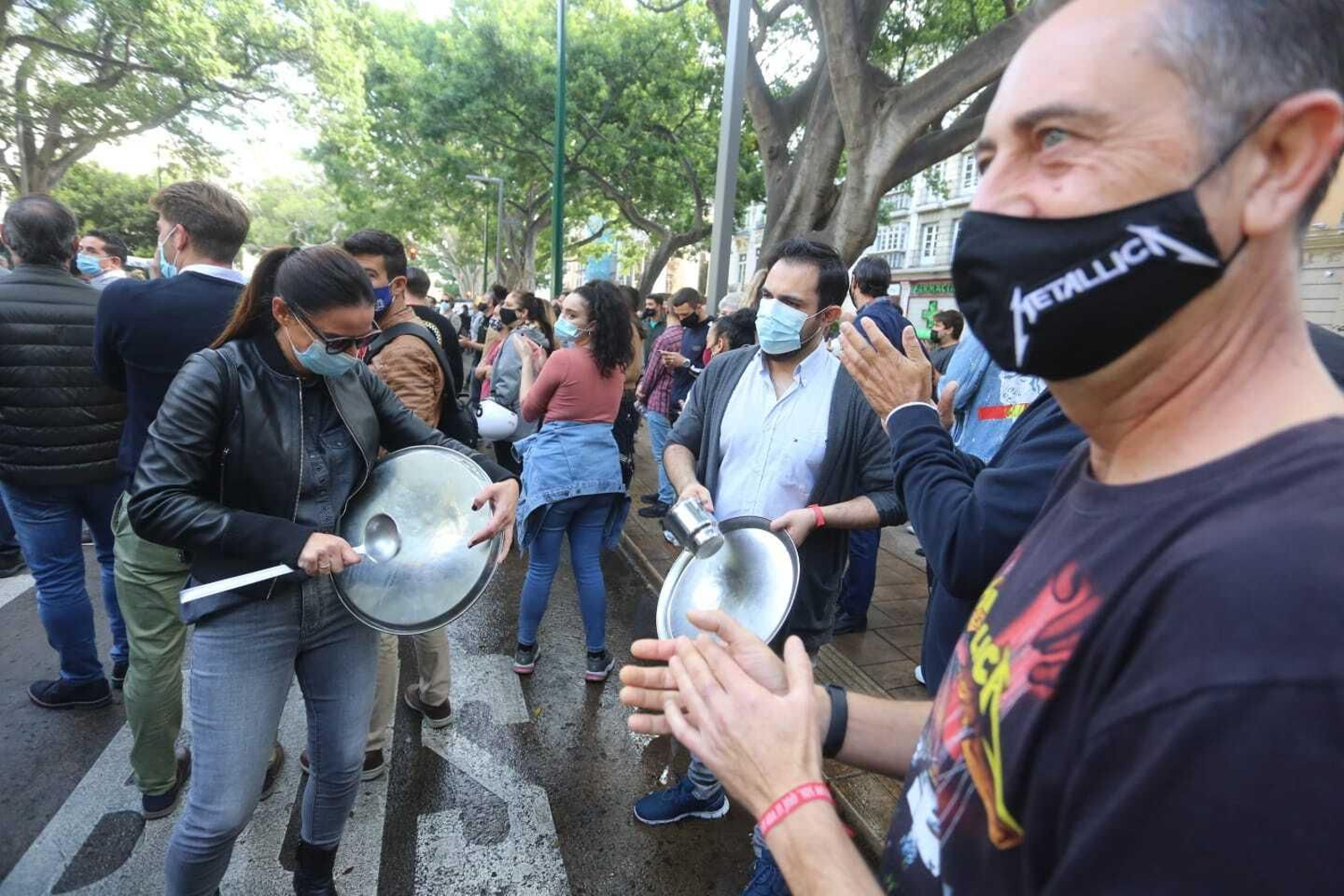 Fotos de la cacerolada de los hosteleros en Málaga, contras las medidas del Covid