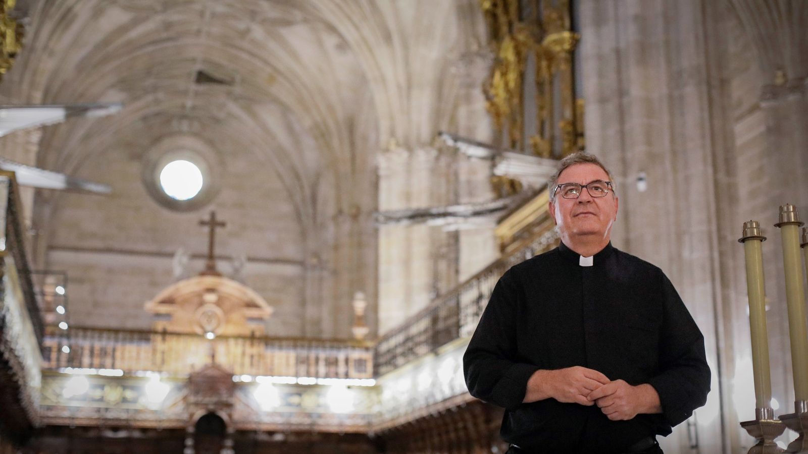 Martín Campos, ante el coro y el impresionante órgano, que será restaurado.