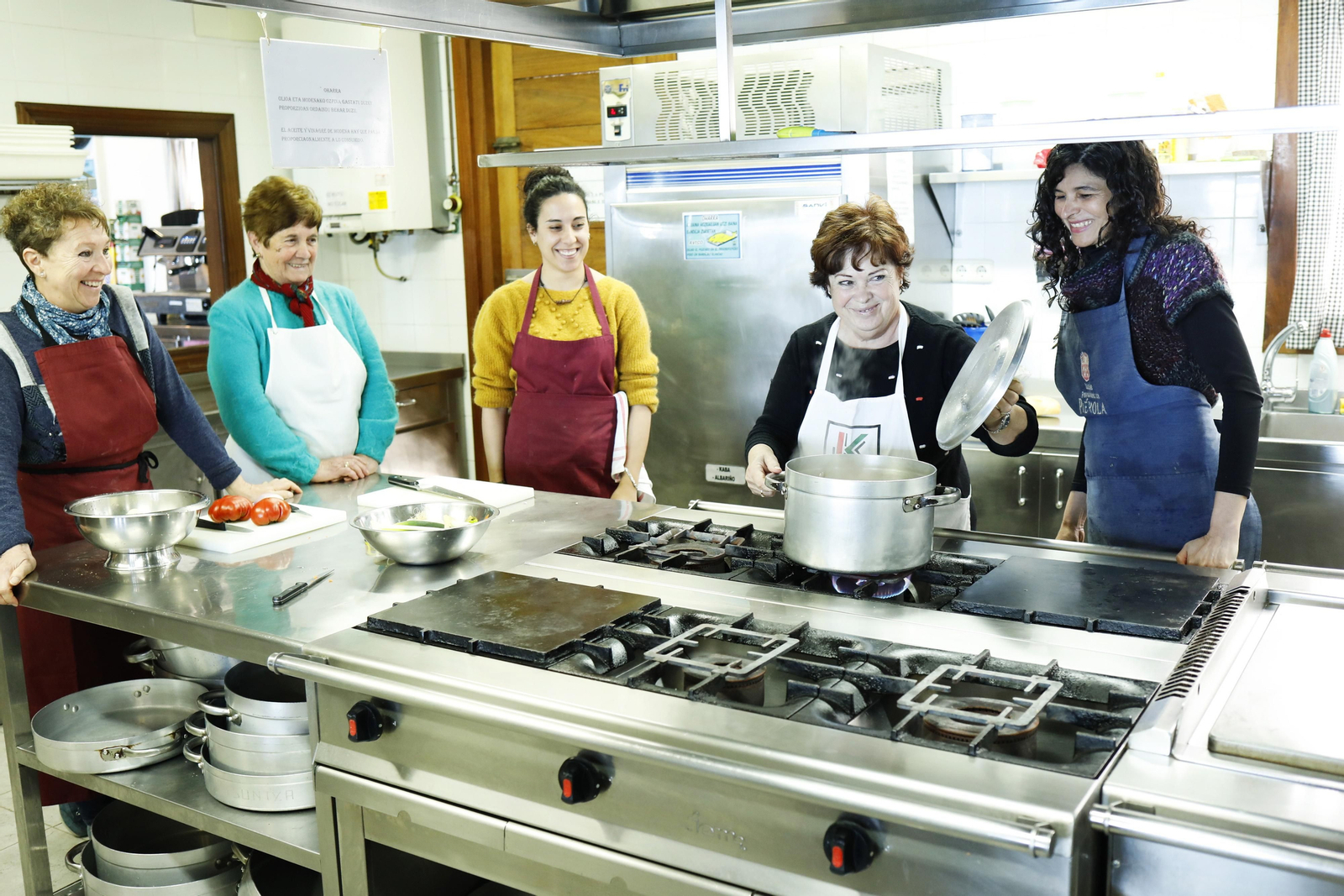 Varias  mujeres participan en uno de los programas de la Obra Social "la Caixa"