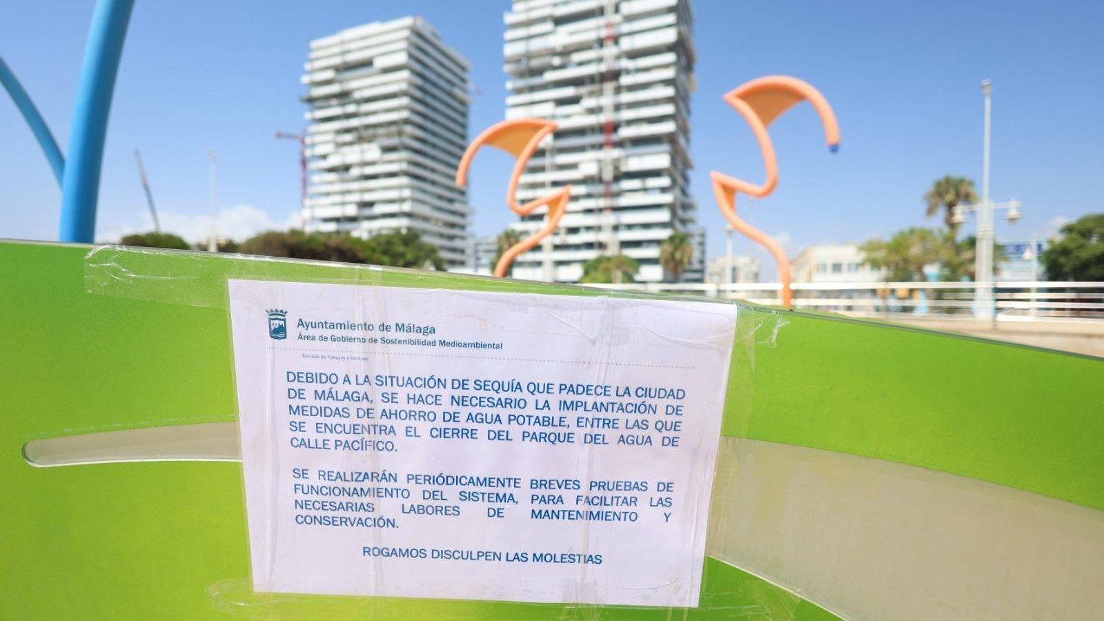 Cartel explicando el cierre del Parque del Agua. Cartel explicando el cierre del Parque del Agua.
