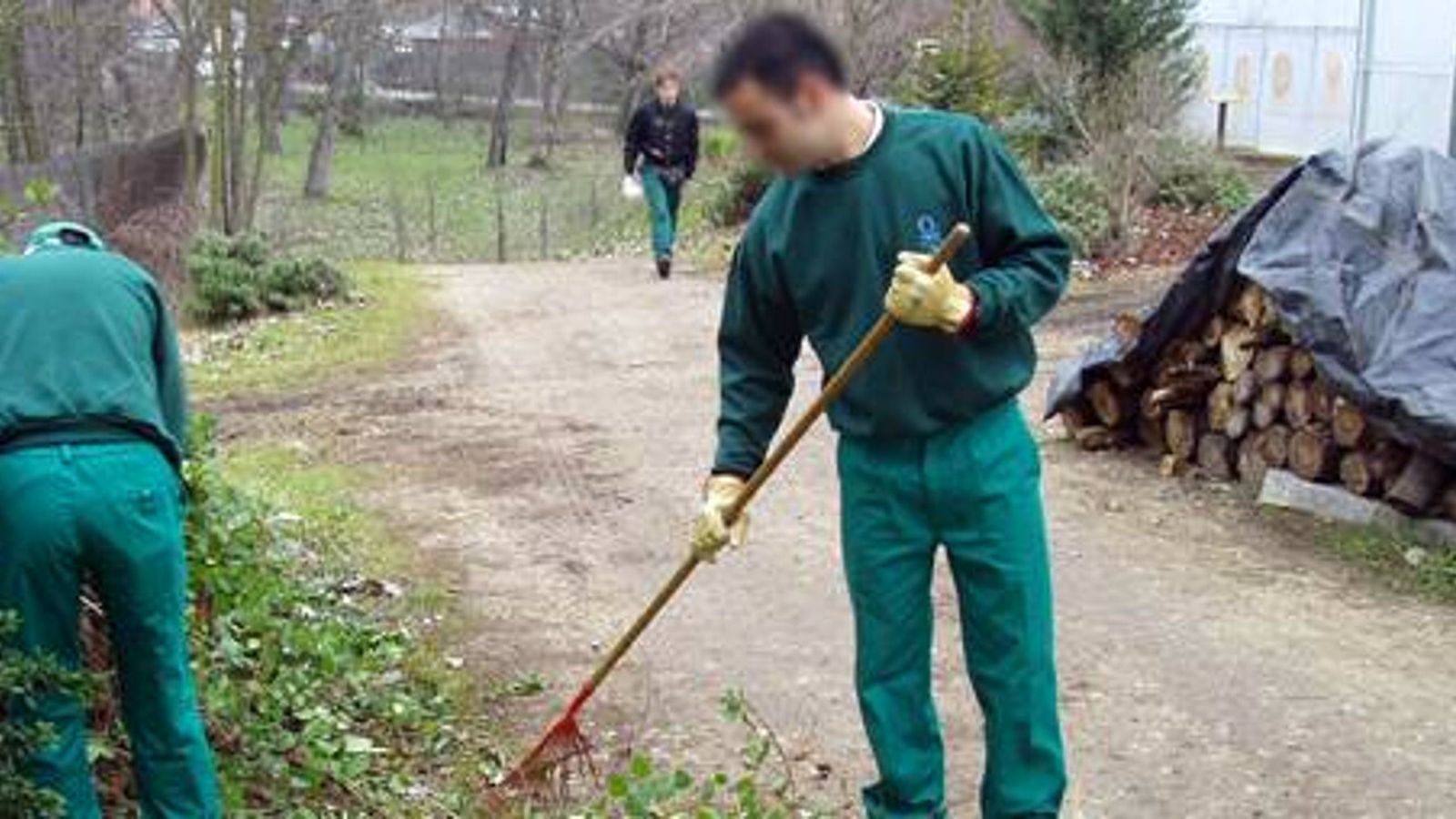 Varias personas realizan trabajos en beneficio de la comunidad limpiando una vereda.