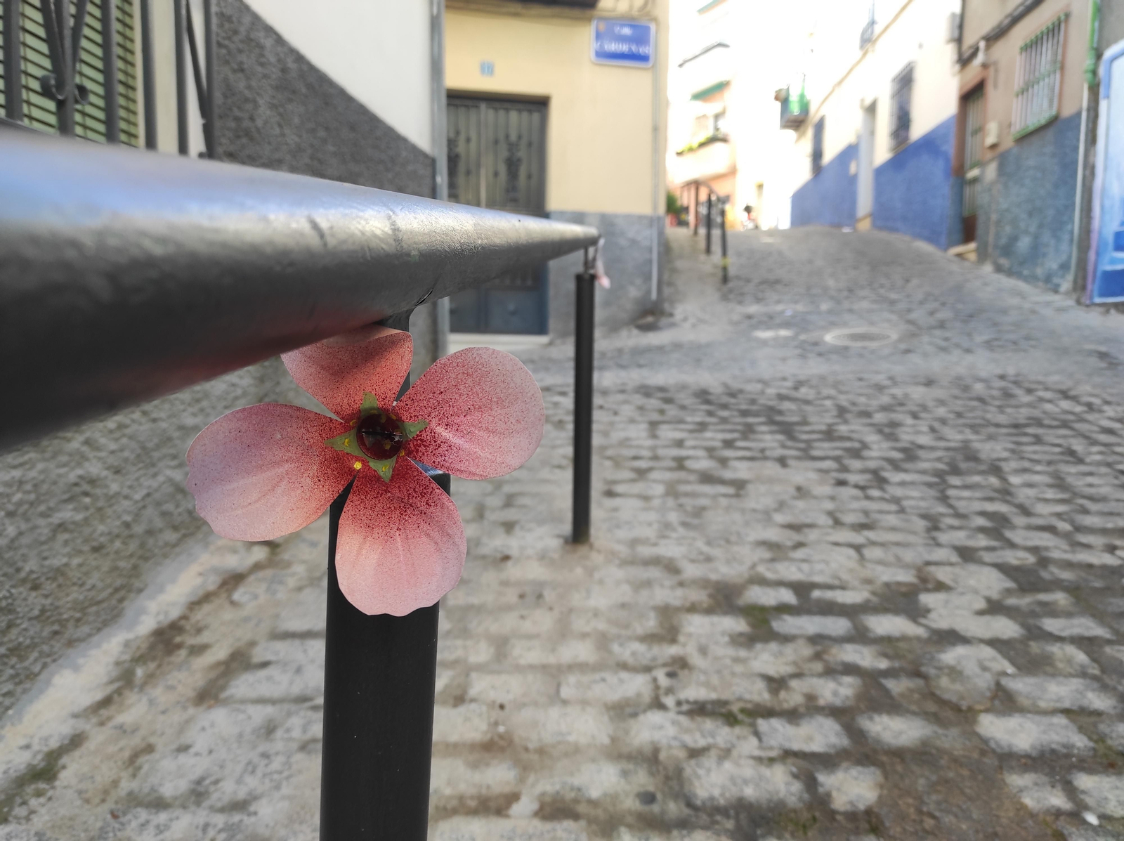 Flores hechas con materiales reciclados te acompañarán durante parte del recorrido por sus pedregosas y empinadas calles. Flores hechas con materiales reciclados te acompañarán durante parte del recorrido por sus pedregosas y empinadas calles.
