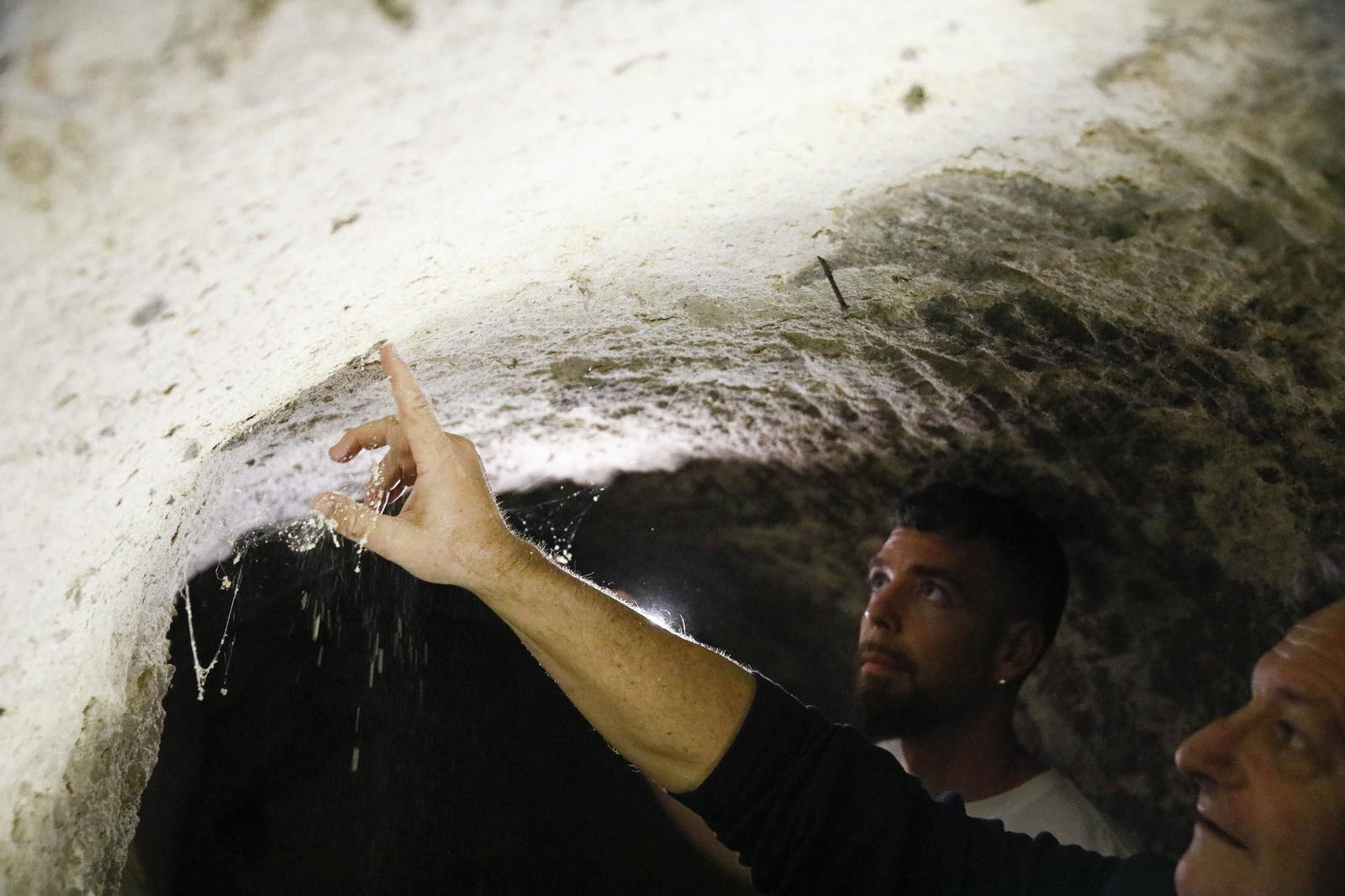 Imágenes de los refugios de la guerra civil descubierto en el barrio de Las Trincheras