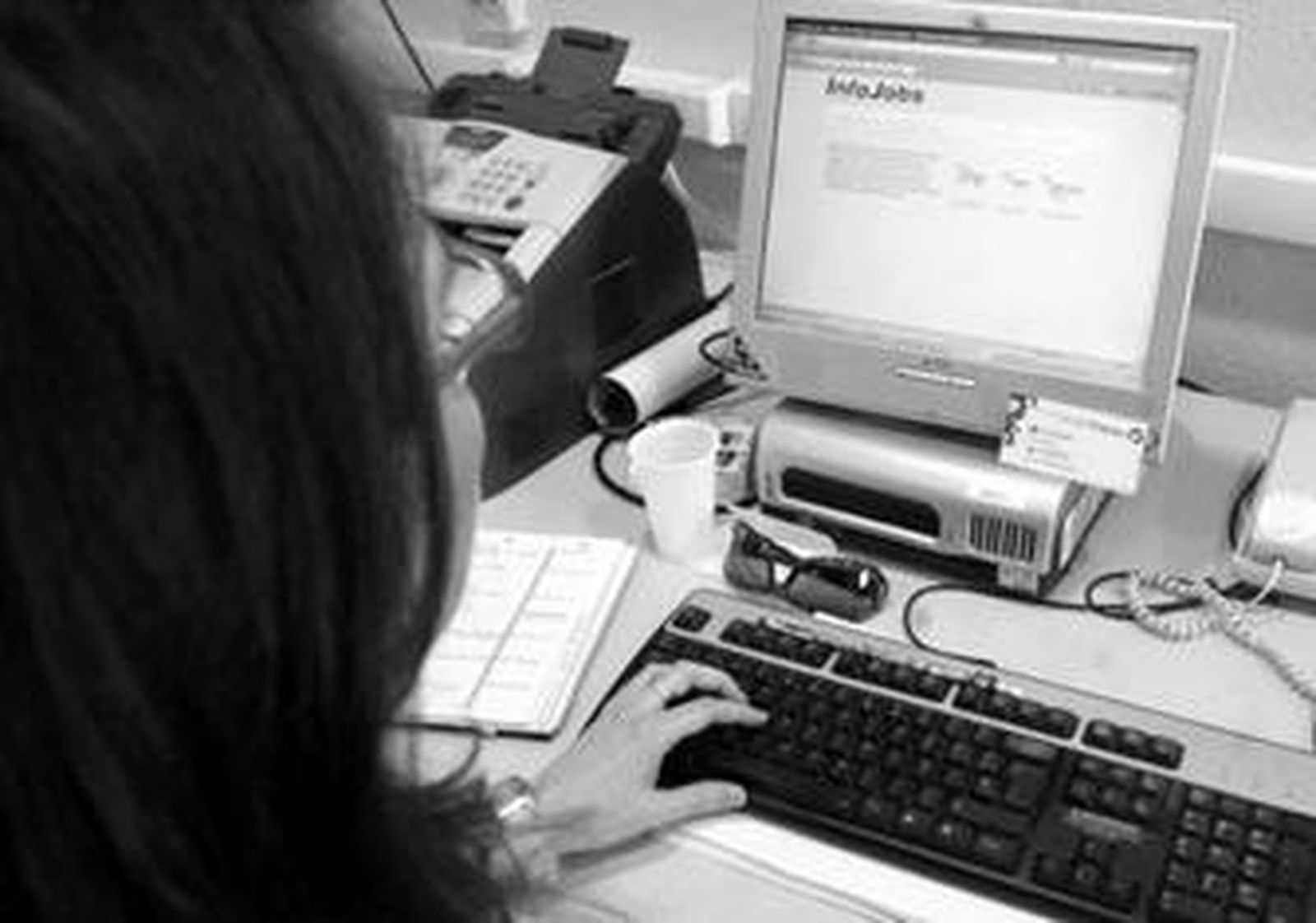 Una joven busca empleo en una página web.