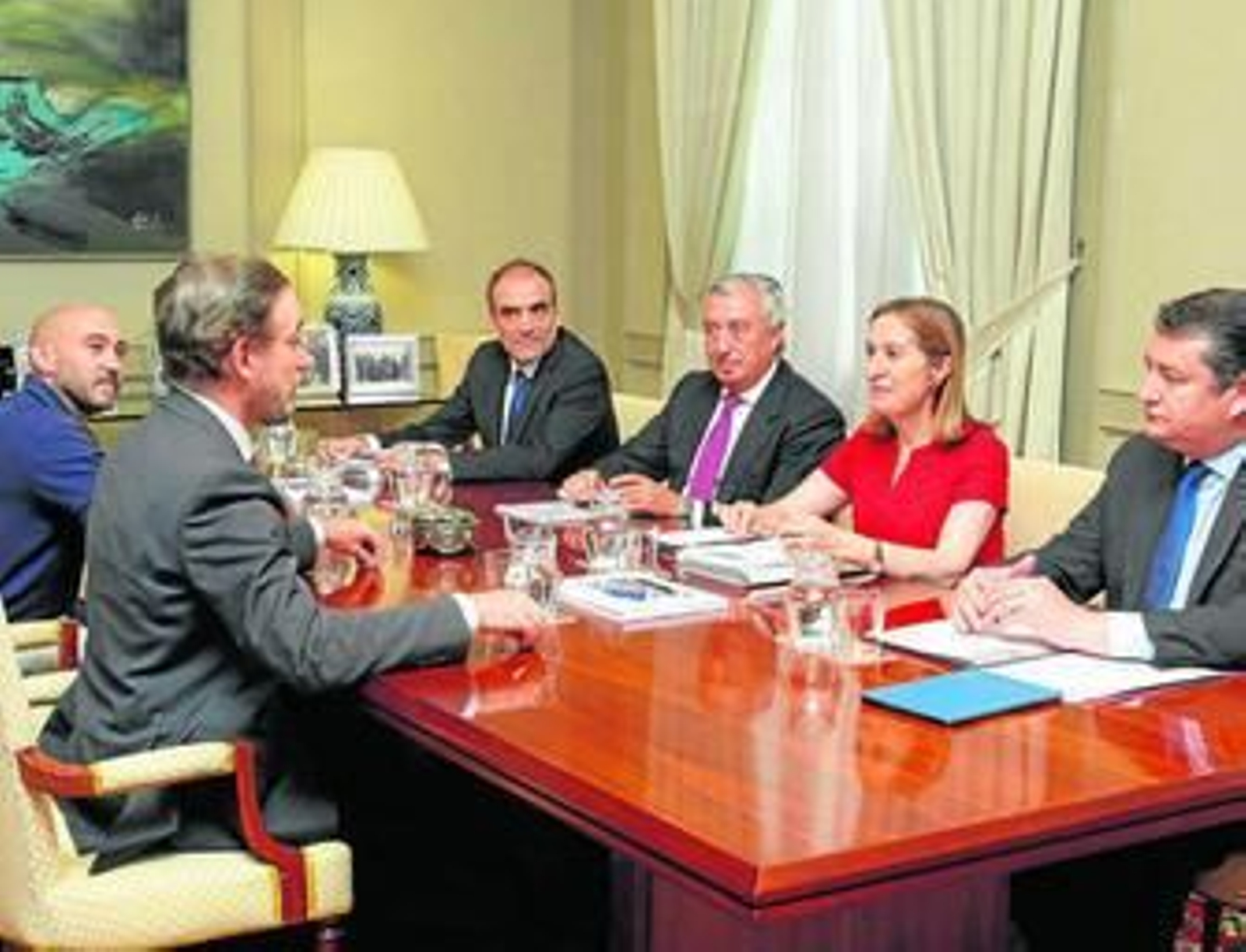 Un momento de la reunión entre el consejero de Fomento, Felipe López, y la ministra Ana Pastor, el jueves.