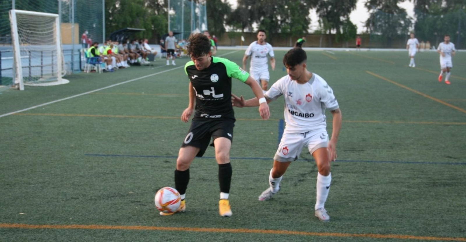 Iván Henares trata de marcharse de una defensor utrerano.