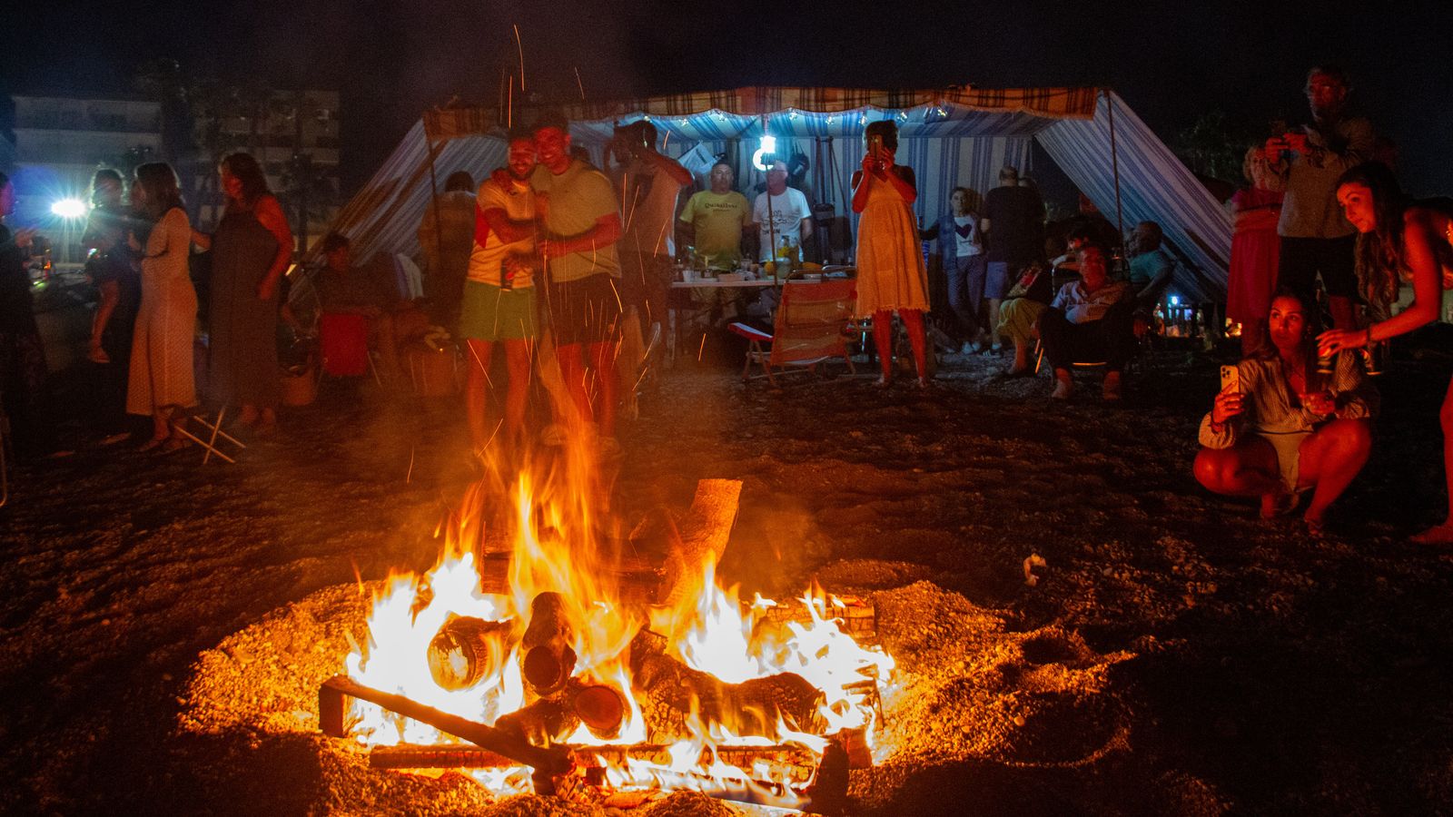 Un grupo de amigos disfrutan junto a la hoguera de Los Pastores