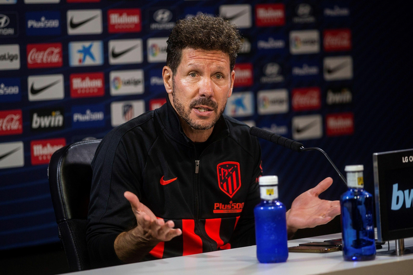 Simeone responde a la prensa una pregunta sobre el Sevilla-Atlético de Madrid.